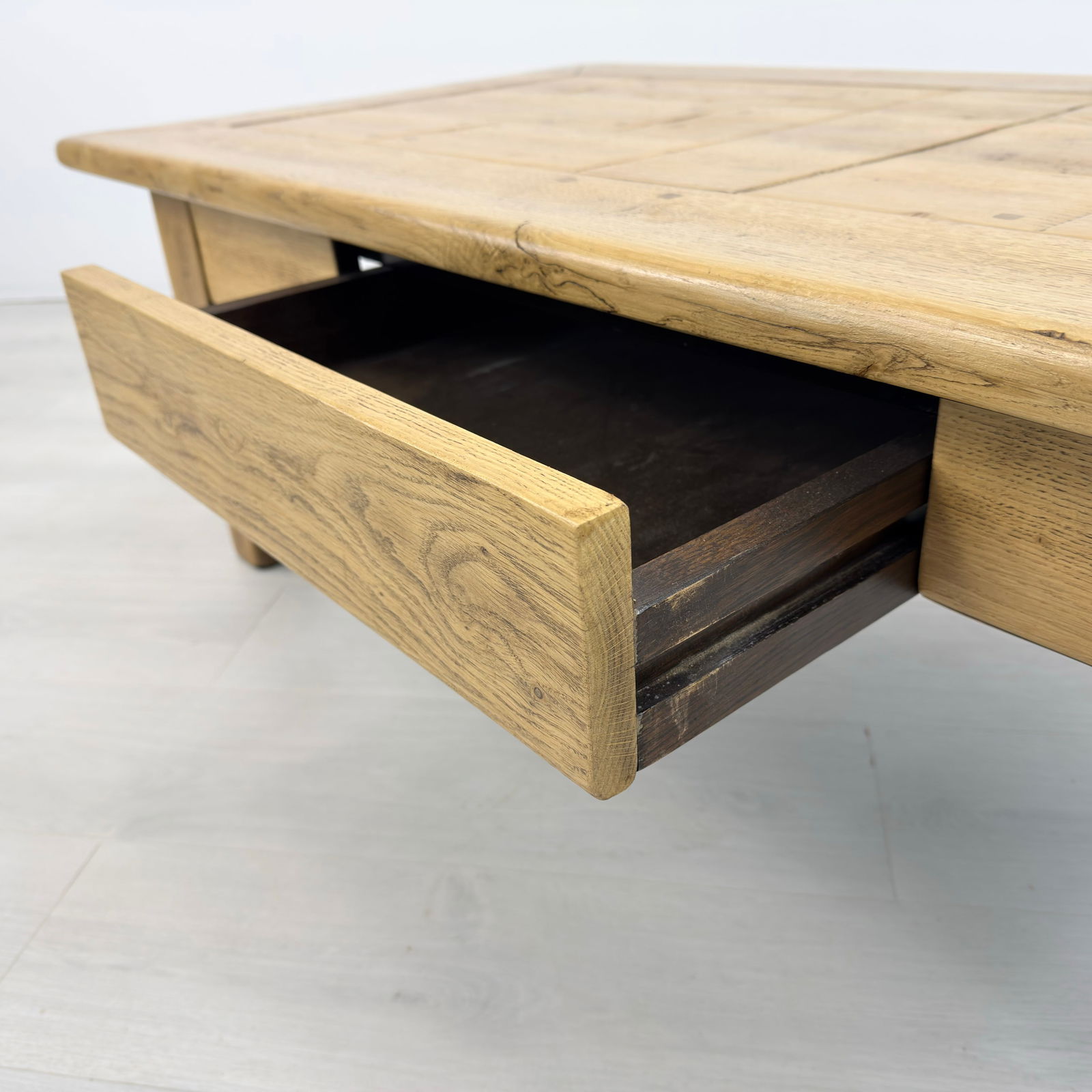RUSTIC COFFEE TABLE - 9