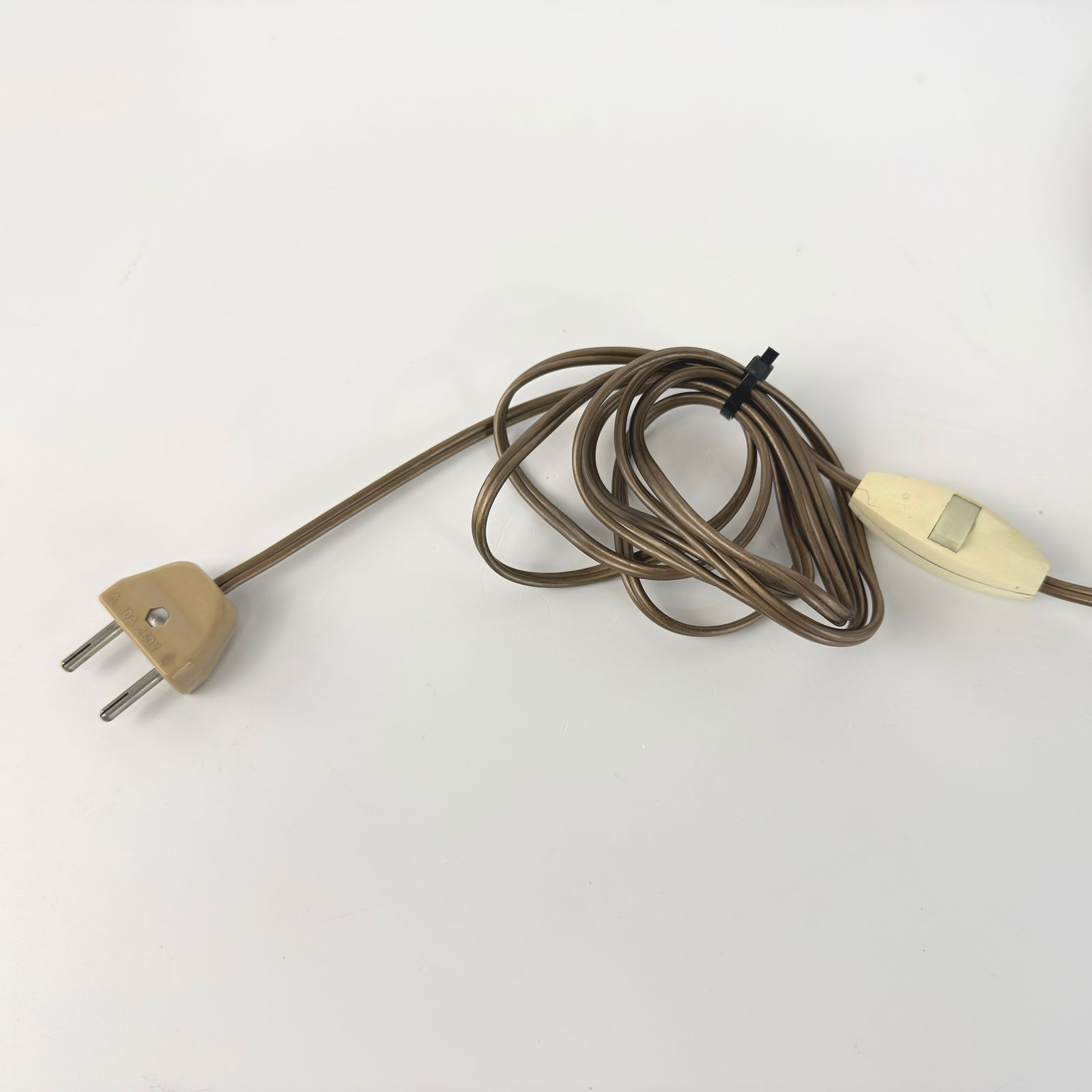 SCANDINAVIAN TABLE LAMP - 9