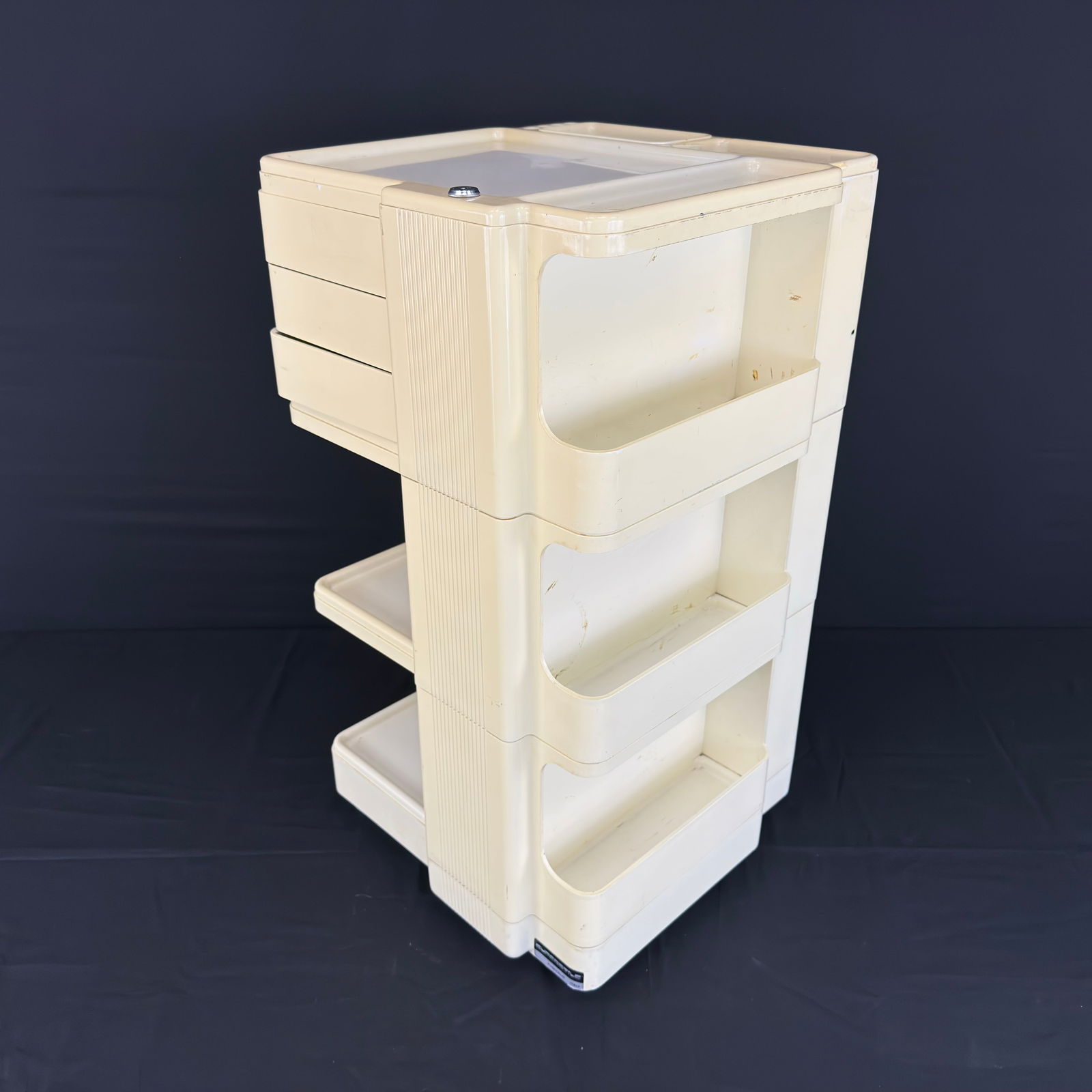 NEOLT ORGANISER TROLLEY, 1970s: Dimensions: H 29.7” x W 17.5” x D 16.7”. Vintage Italian organizer trolley on wheels Superstile by Neolt with three drawers and shelves.