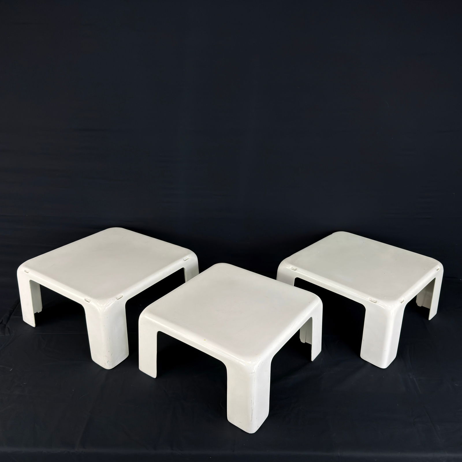 (3) MARIO BELLINI NESTING SIDE TABLES: Dimensions: H 9.7” x W 18.5”. Set of 3 Vintage Italian Space Age “Qattro Gatti” nesting side tables designed by Mario Bellini for B&B Italia.