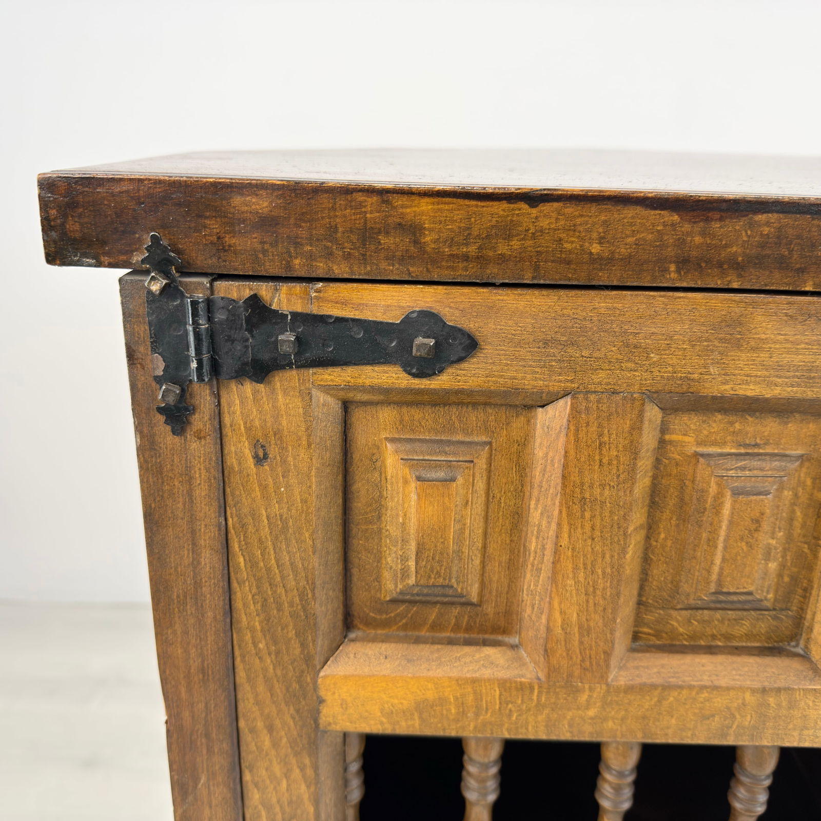 BRUTALIST OAK BAR - 12