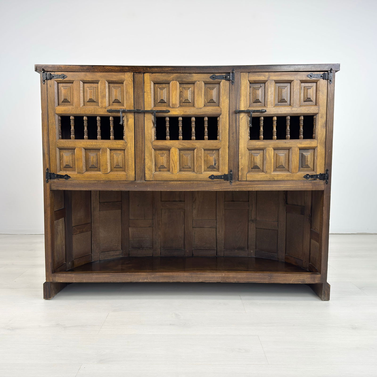 BRUTALIST OAK BAR - 3