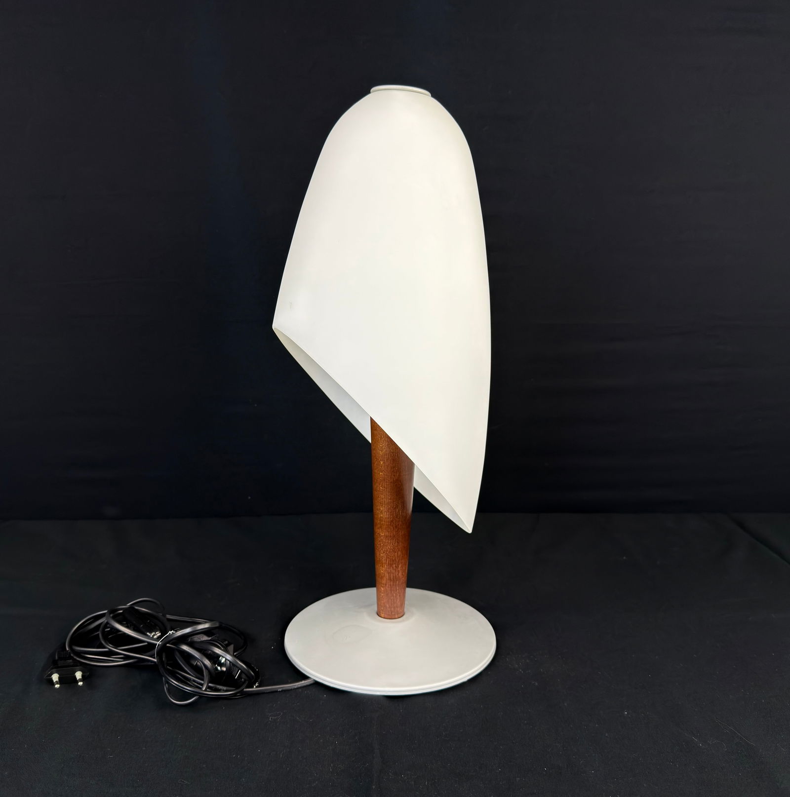 VEART ARPASIA ARTEMIDE TABLE LAMP: Dimensions: H 20” x W 7.7”. “Arpasia” table lamp designed by Jean Marie Valery for VeArt Artemide in the 1980s.