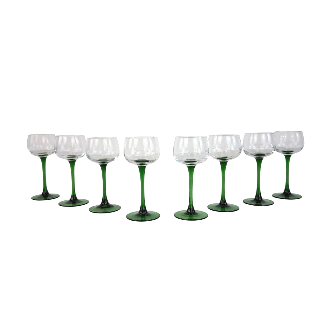 (8) LUMINARC CRYSTAL WINE GLASSES: Dimensions: H 6.5” x W 2.3”. Set of 8 French Cristal D’Arques Luminarc wine glasses with emerald green stem.