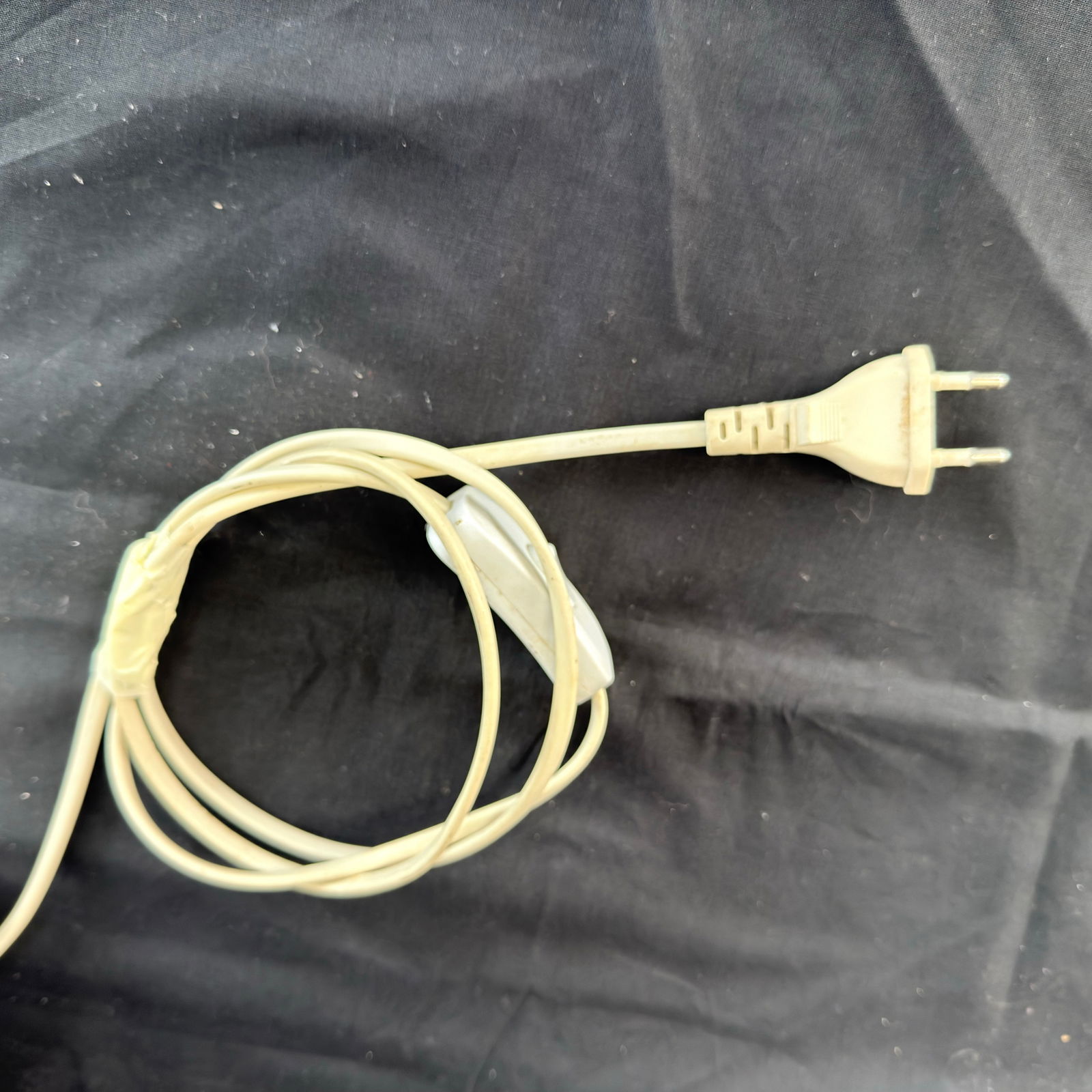 VINTAGE CERAMIC TABLE LAMP - 8