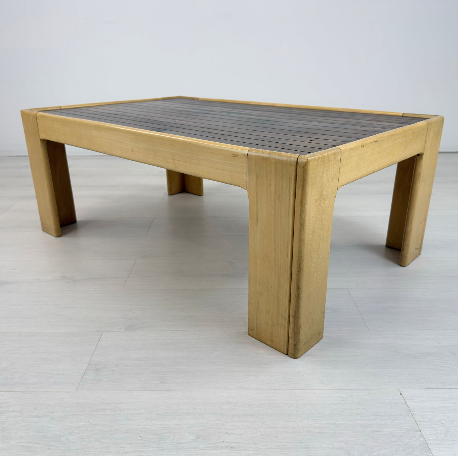 SCANDINAVIAN COFFEE TABLE - 4