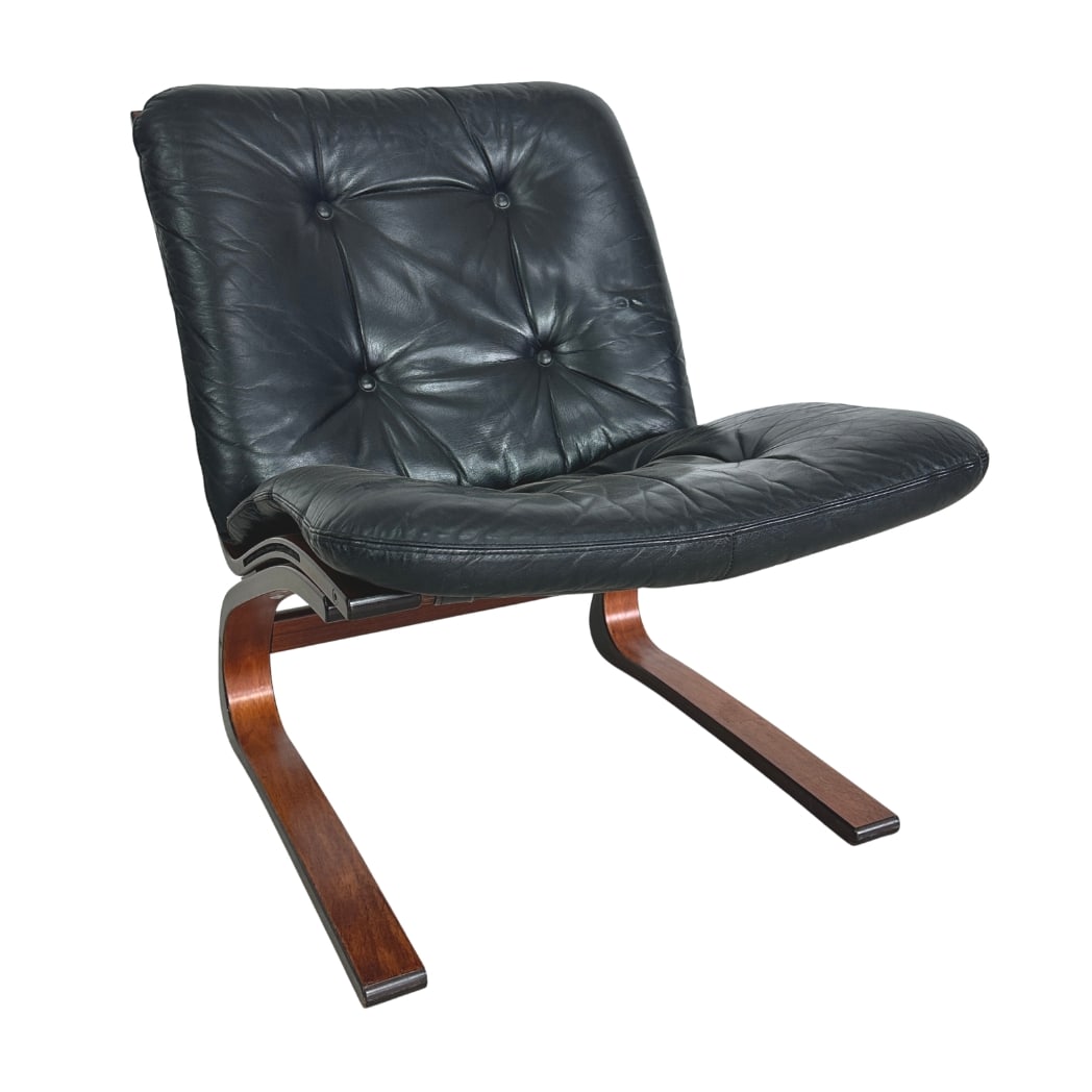 KENGU-CHAIR BY ELSA & NORDAHL SOLHEIM: Dimensions: H 30” x W 24.5” x D 28” x SH 17.5”. Vintage teak Kengu-chair in black leather designed by Elsa & Nordahl Solheim for Rybo Rykken from the 1970s.