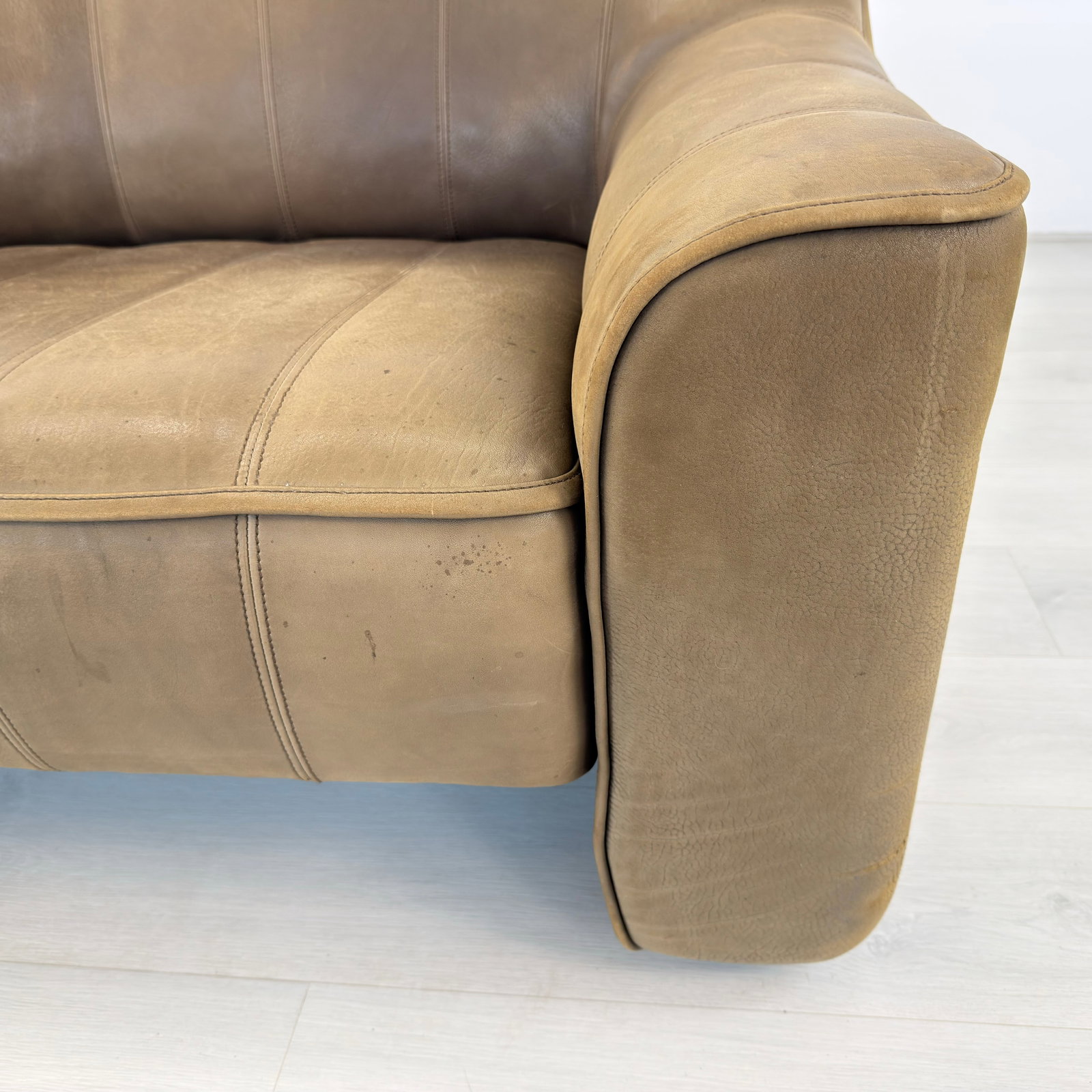 DE SEDE DS-44 LEATHER SOFA - 11