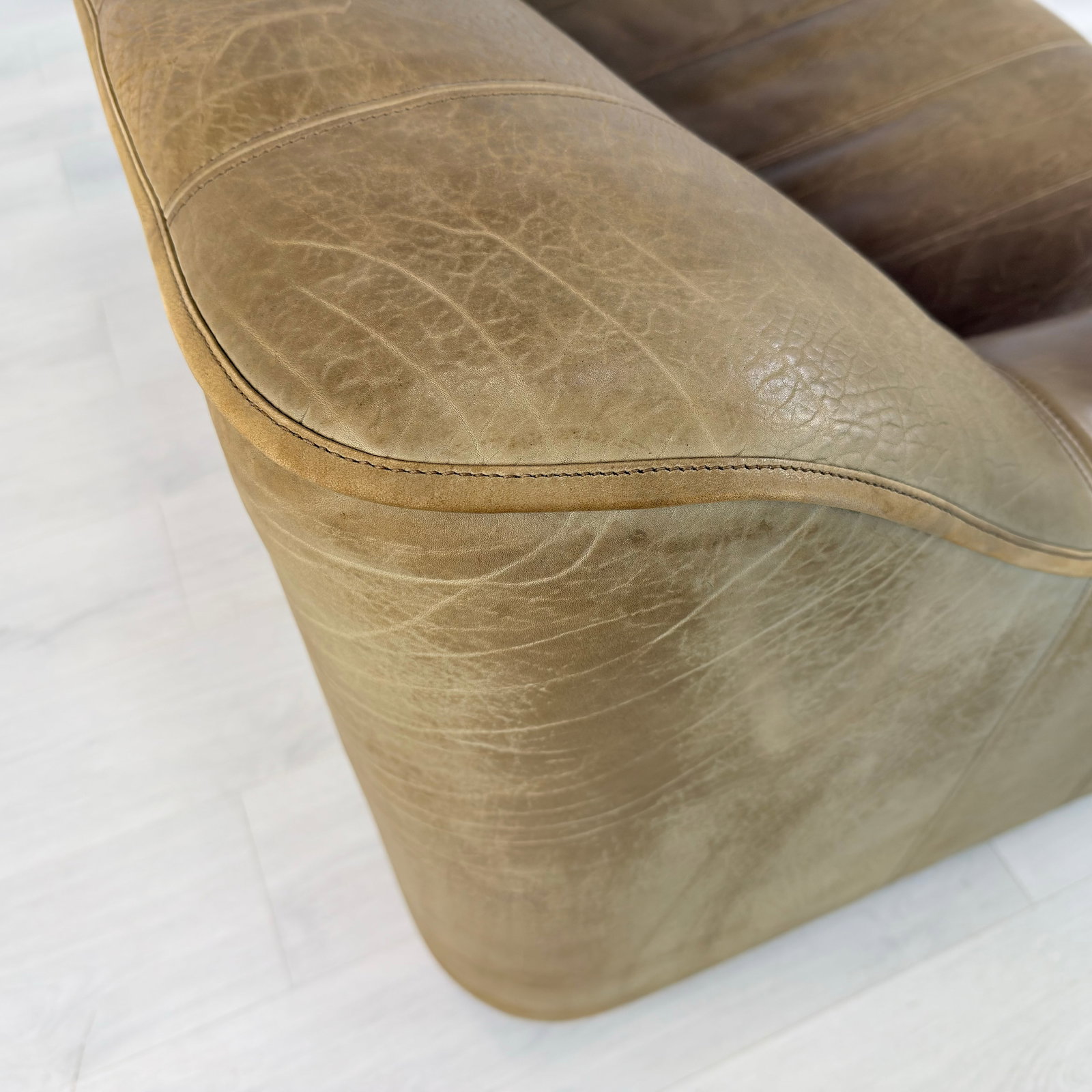 DE SEDE DS-44 LEATHER SOFA - 13