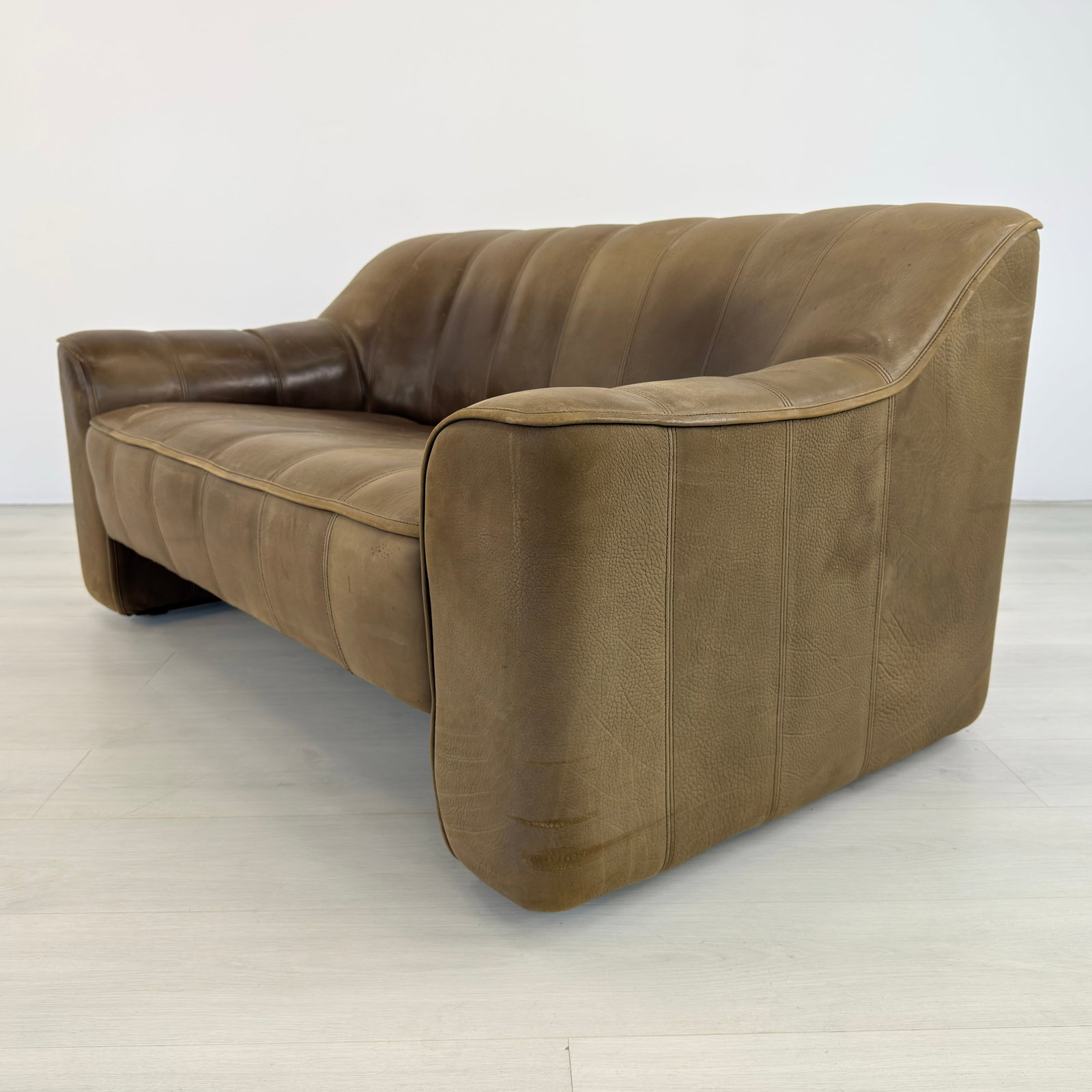 DE SEDE DS-44 LEATHER SOFA - 3