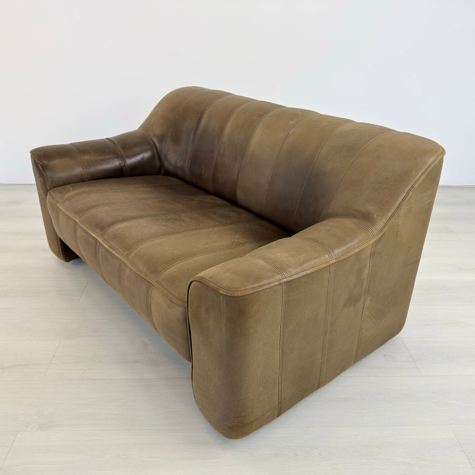 DE SEDE DS-44 LEATHER SOFA - 4