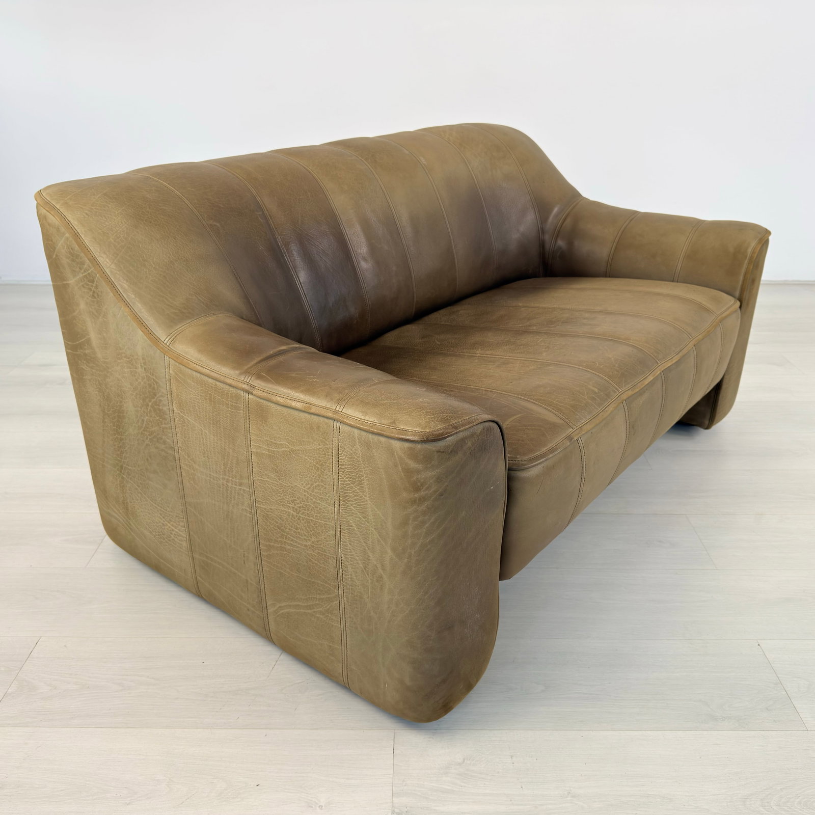 DE SEDE DS-44 LEATHER SOFA - 5
