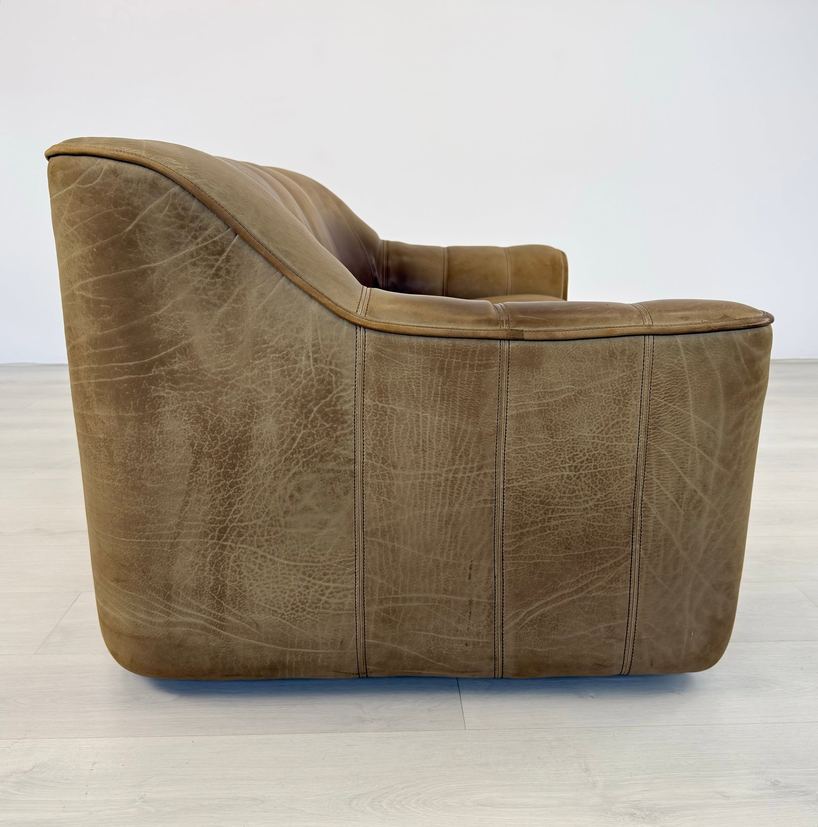 DE SEDE DS-44 LEATHER SOFA - 6