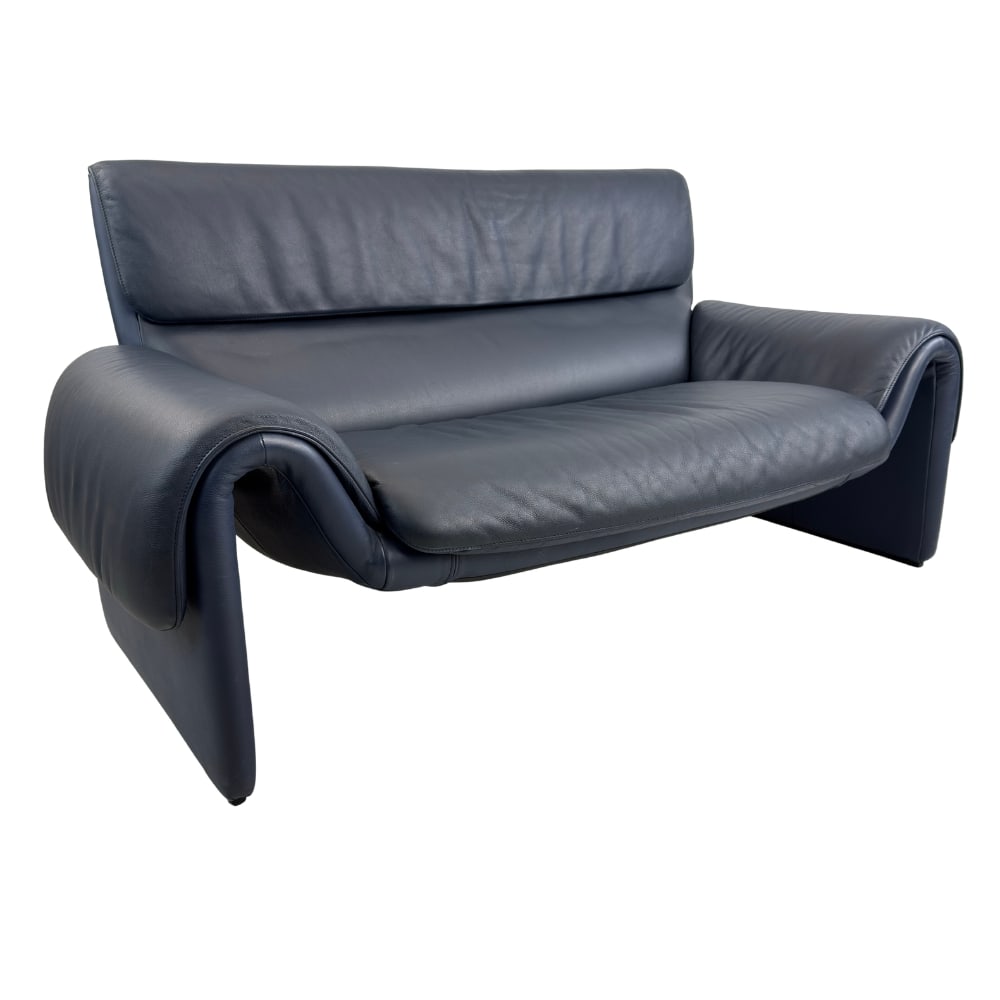DE SEDE DS 2011 LEATHER SOFA: Dimensions: H 33” x W 67.5” x D 29” x SH 16”. Vintage dark blue leather two-seater sofa DS 2011 from De Sede with removable armrest and backrests.