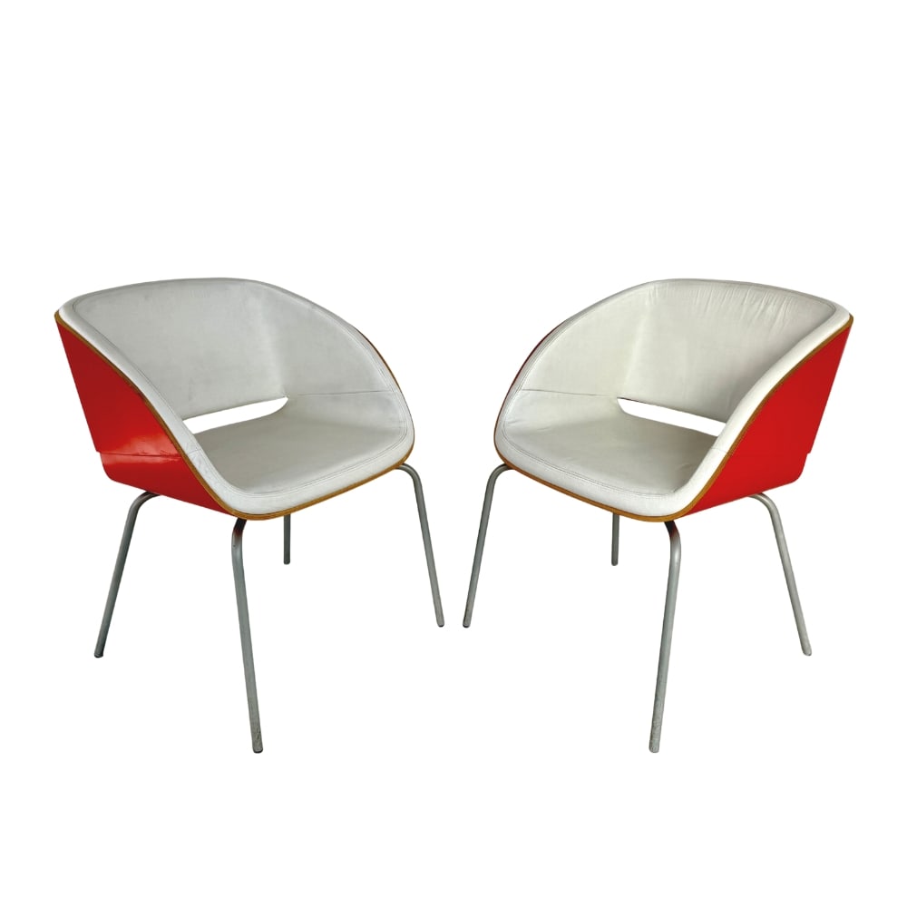 LOUNGE CHAIRS D5 BY HÜLSTA, A PAIR: Dimensions: H 30.5” x W 23” x D 21.5” x SH 18.5”. Pair of Hülsta D5 lounge chairs upholstered in original off-white leather. Marked.