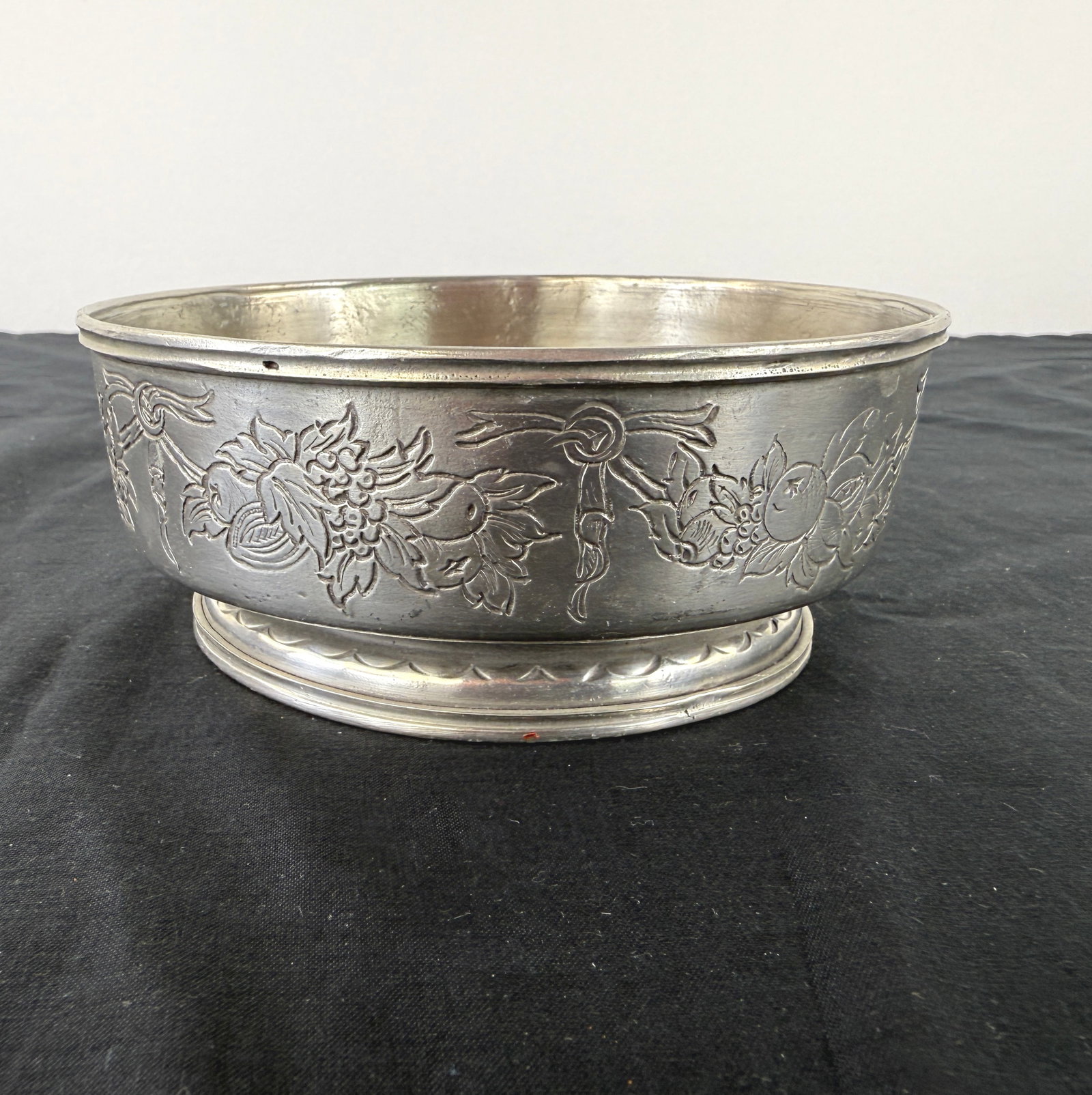 ANTIQUE PEWTER BOWL: Dimensions: H 2.5” x W 6”. Antique French pewter bowl. Marked. (378g)
