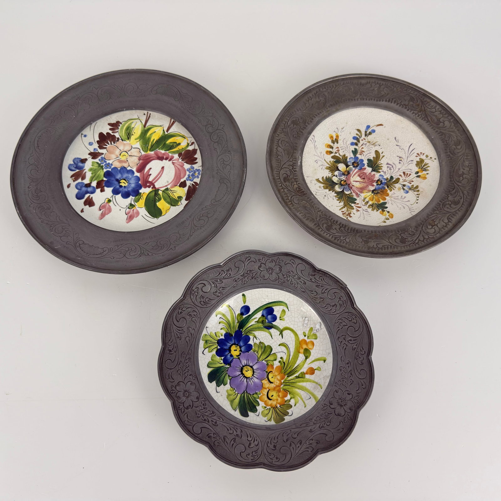 (3) VINTAGE PORCELAIN DECORATIVE PLATES (1 of 7)