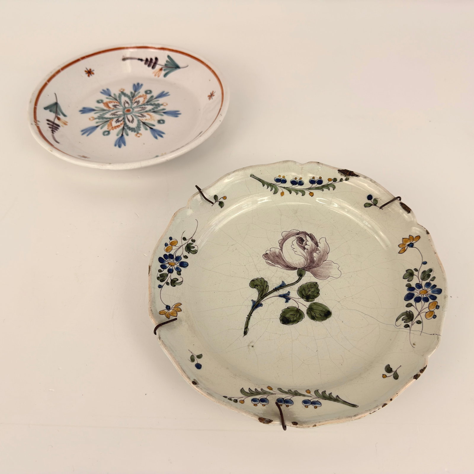 (2) CERAMIC DECORATIVE PLATES - 2