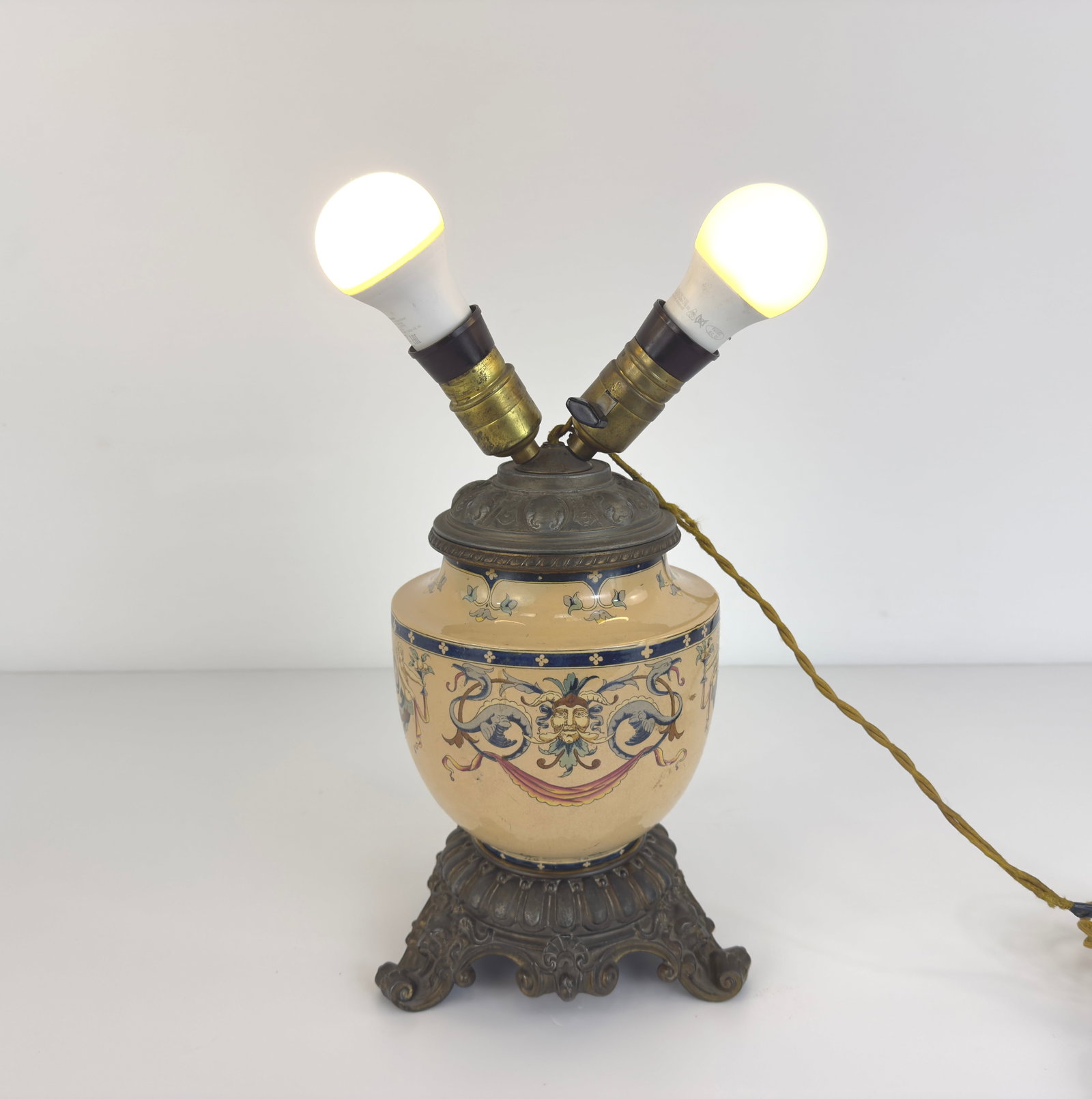 ANTIQUE CERAMIC TABLE LAMP - 3