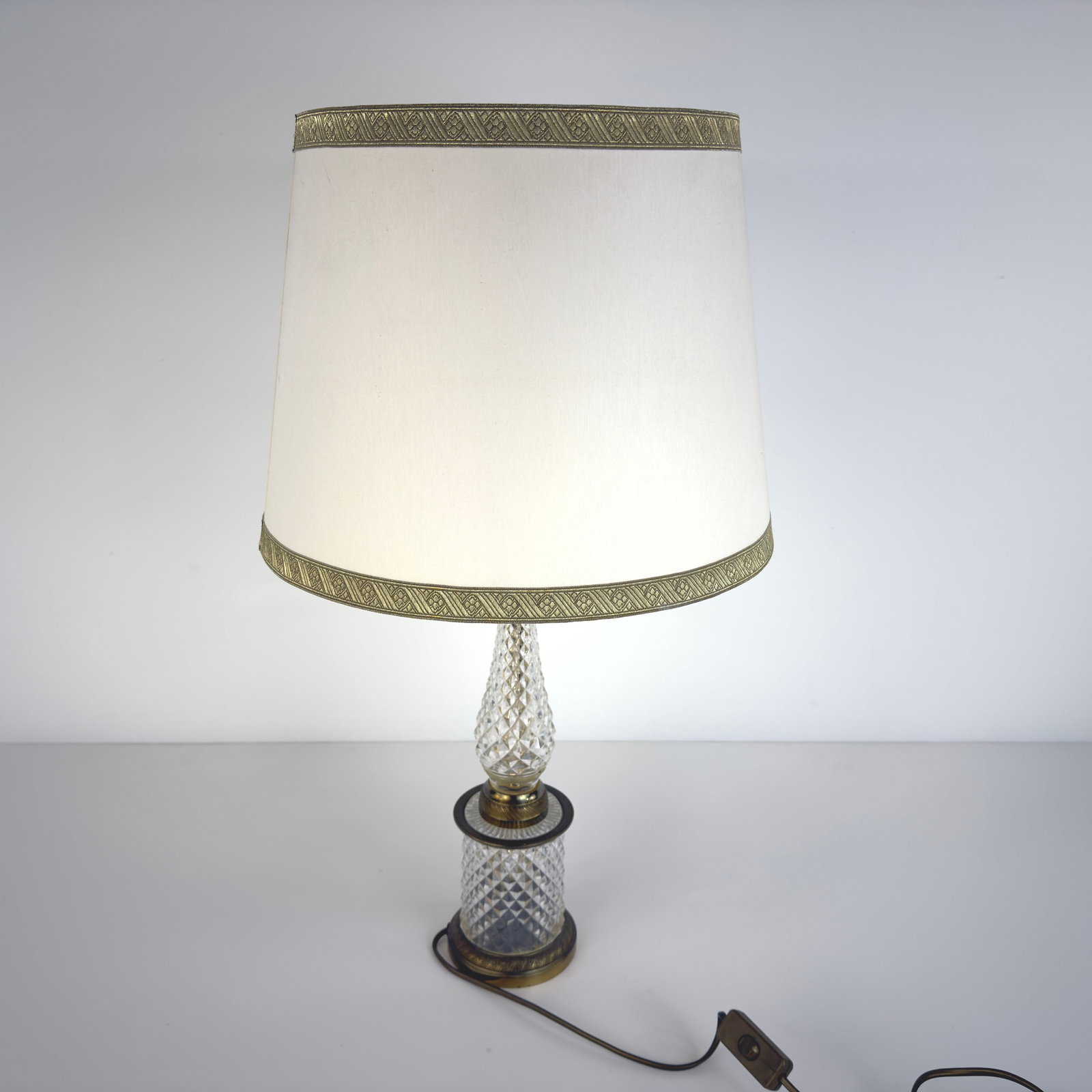 HOLLYWOOD REGENCY TABLE LAMP: Dimensions: H 18.3” x W 4.5”. Antique Hollywood Regency Baccarat style diamond cut crystal table lamp with light beige lampshade.