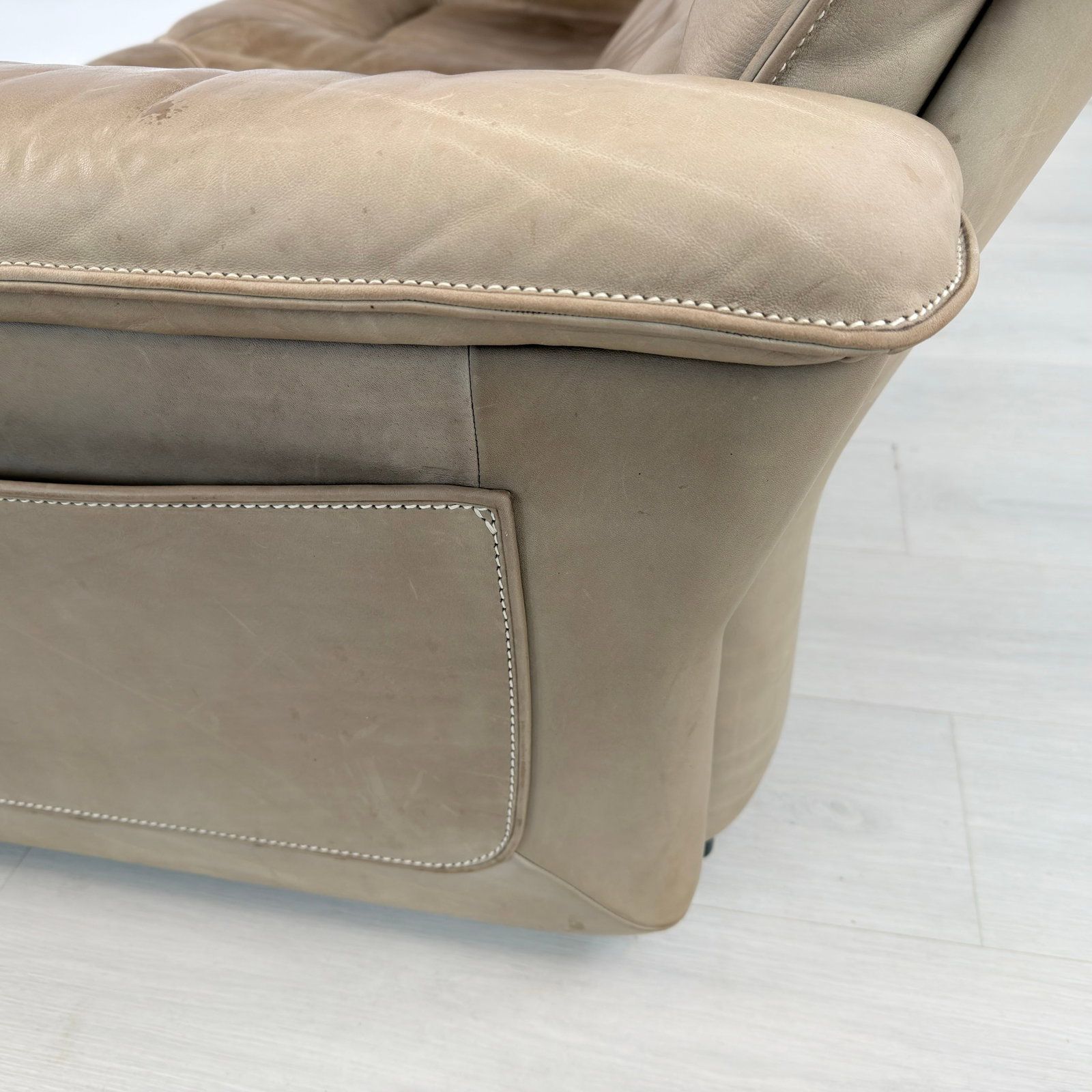 DE SEDE LEATHER TWO-SEATER SOFA - 11