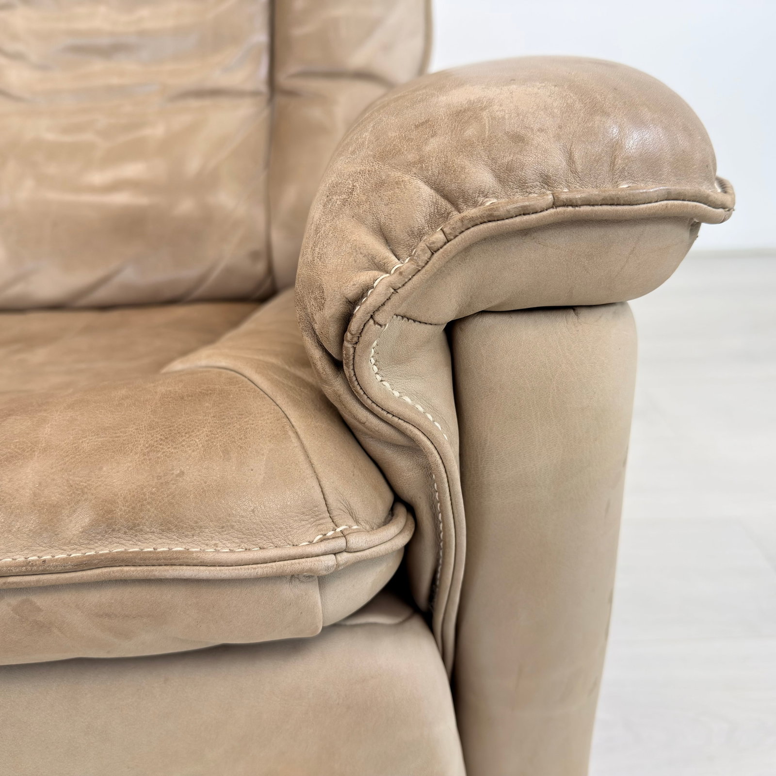 DE SEDE LEATHER TWO-SEATER SOFA - 12