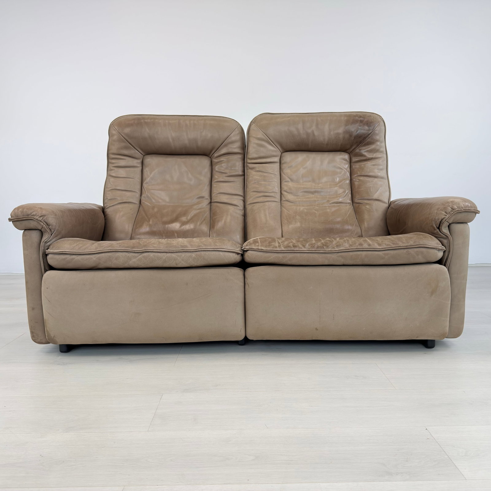 DE SEDE LEATHER TWO-SEATER SOFA - 2
