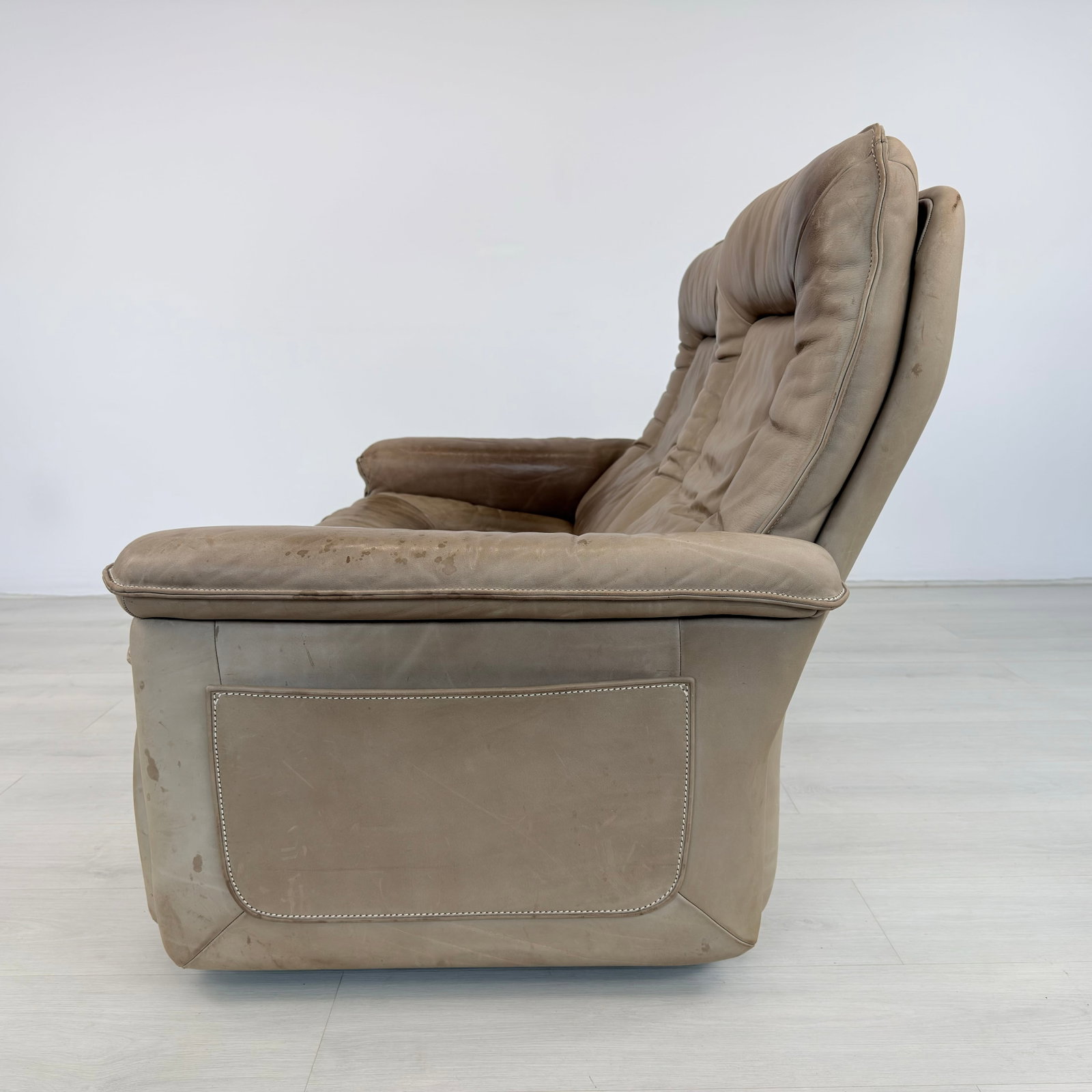 DE SEDE LEATHER TWO-SEATER SOFA - 6