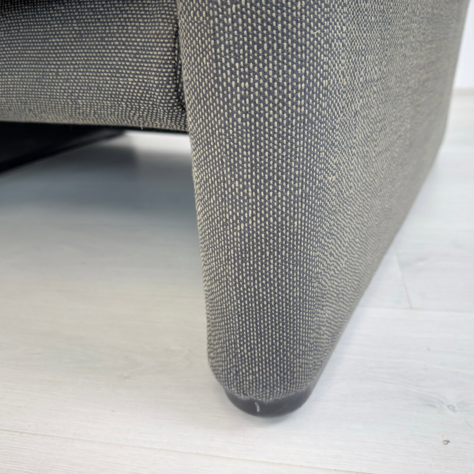 VICO MAGISTRETTI MARALUNGA LOUNGE CHAIRS, A PAIR - 14