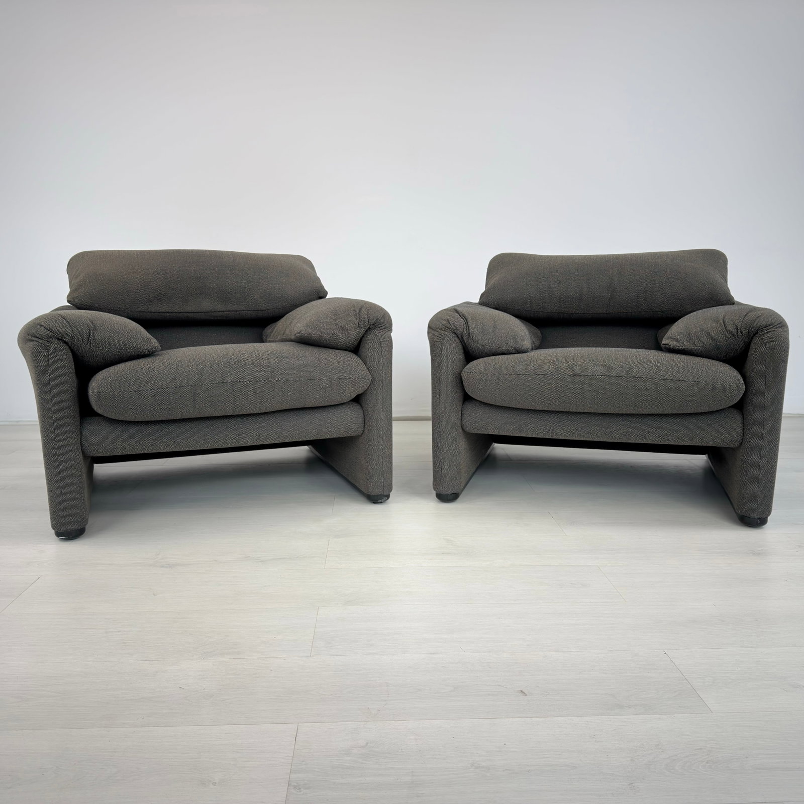 VICO MAGISTRETTI MARALUNGA LOUNGE CHAIRS, A PAIR - 2