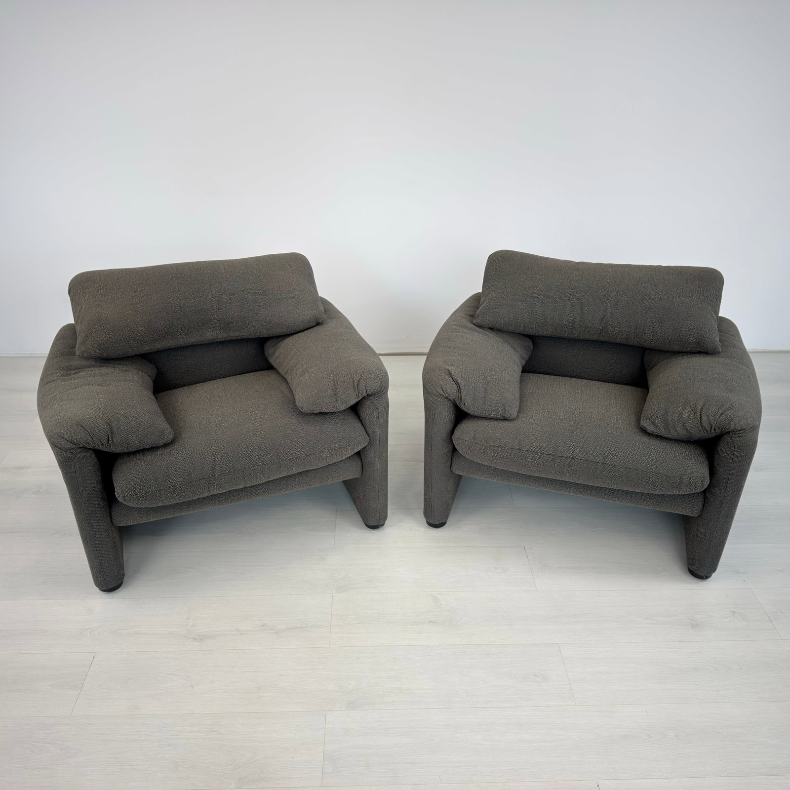 VICO MAGISTRETTI MARALUNGA LOUNGE CHAIRS, A PAIR - 3