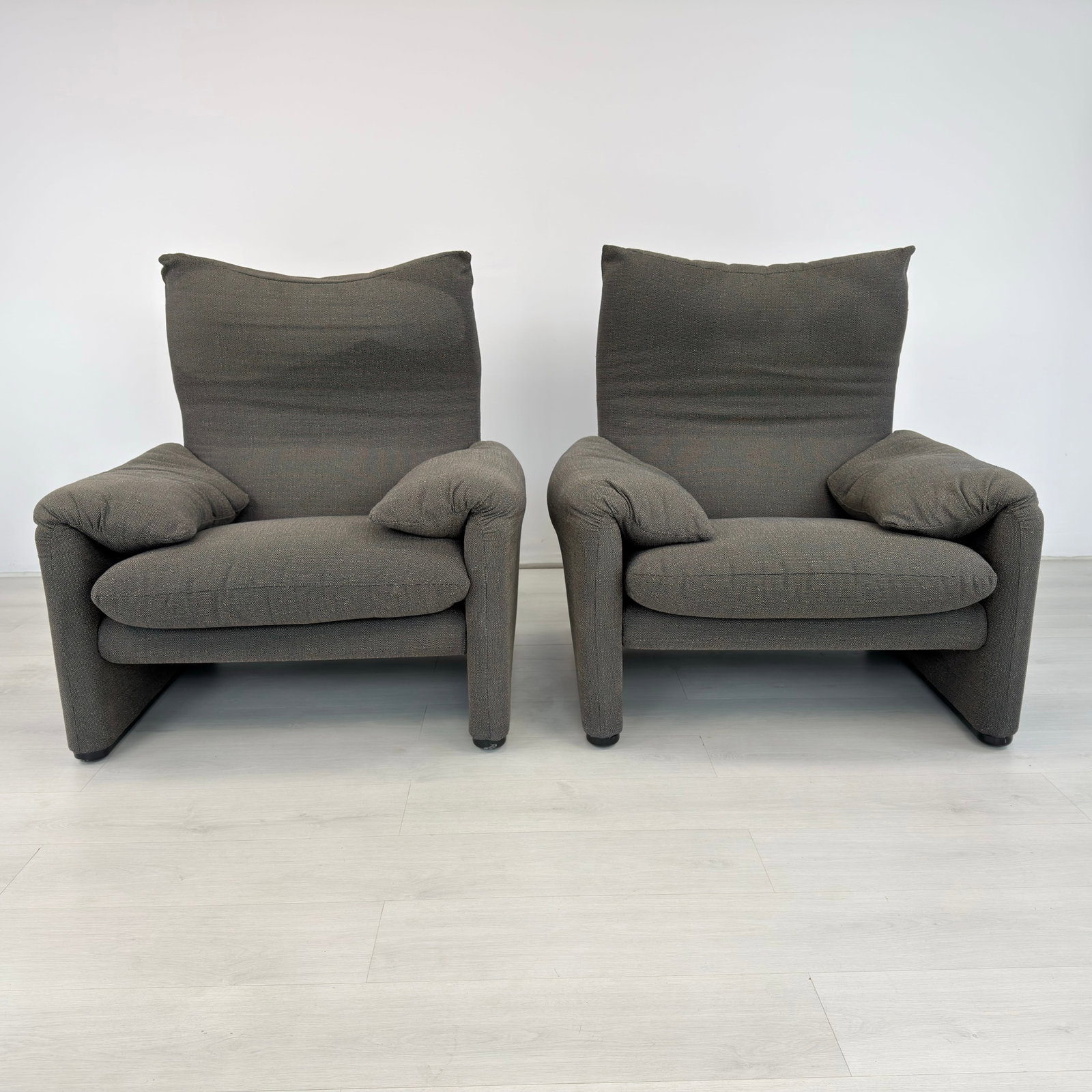 VICO MAGISTRETTI MARALUNGA LOUNGE CHAIRS, A PAIR - 4