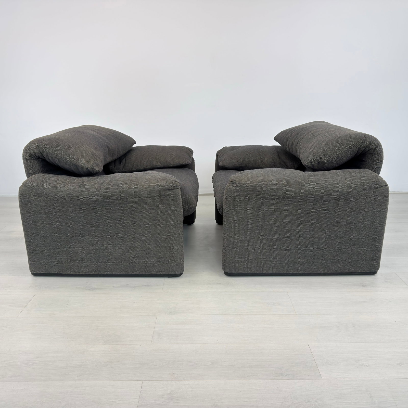 VICO MAGISTRETTI MARALUNGA LOUNGE CHAIRS, A PAIR - 5