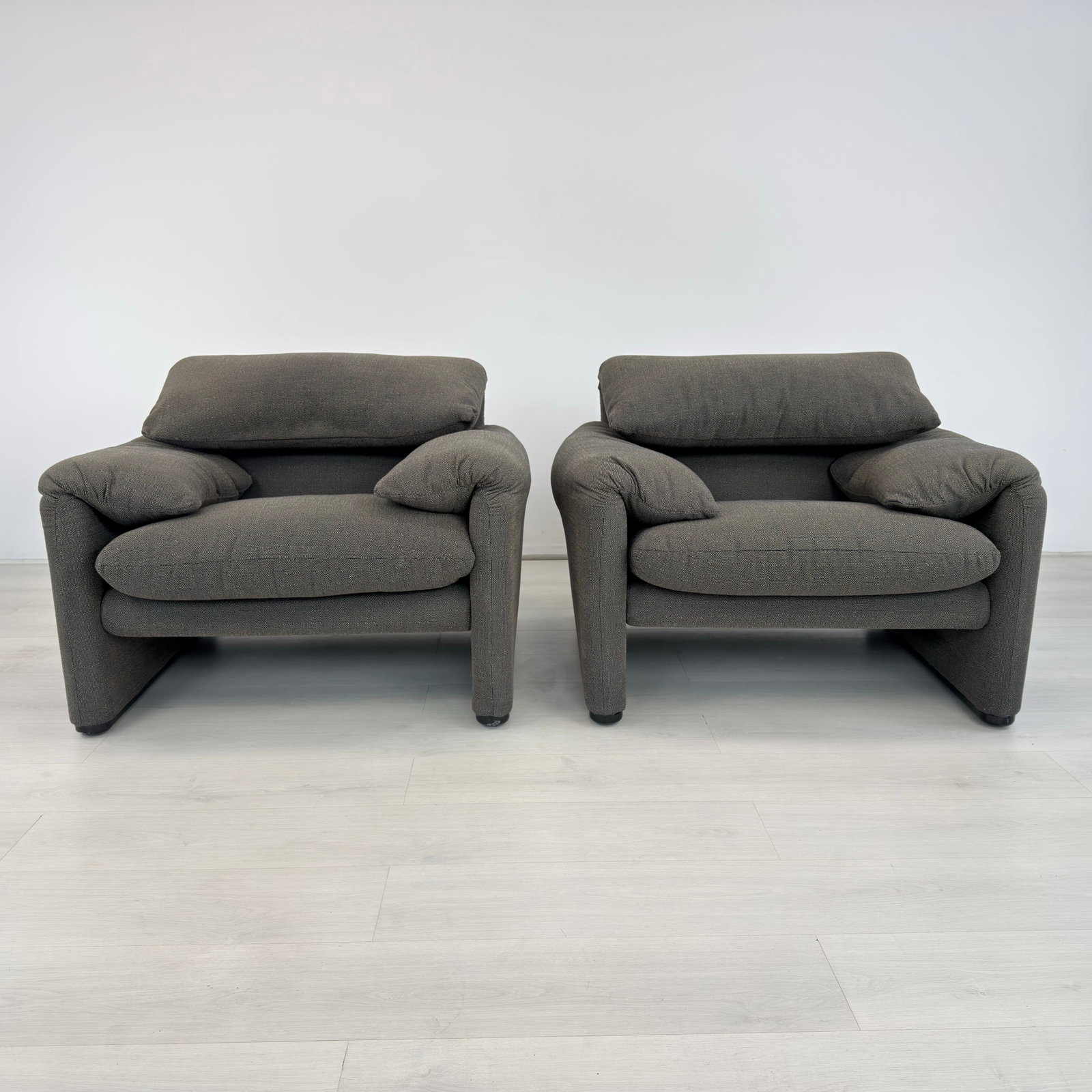 VICO MAGISTRETTI MARALUNGA LOUNGE CHAIRS, A PAIR - 6