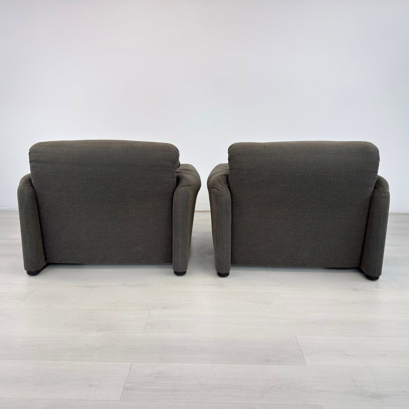 VICO MAGISTRETTI MARALUNGA LOUNGE CHAIRS, A PAIR - 7