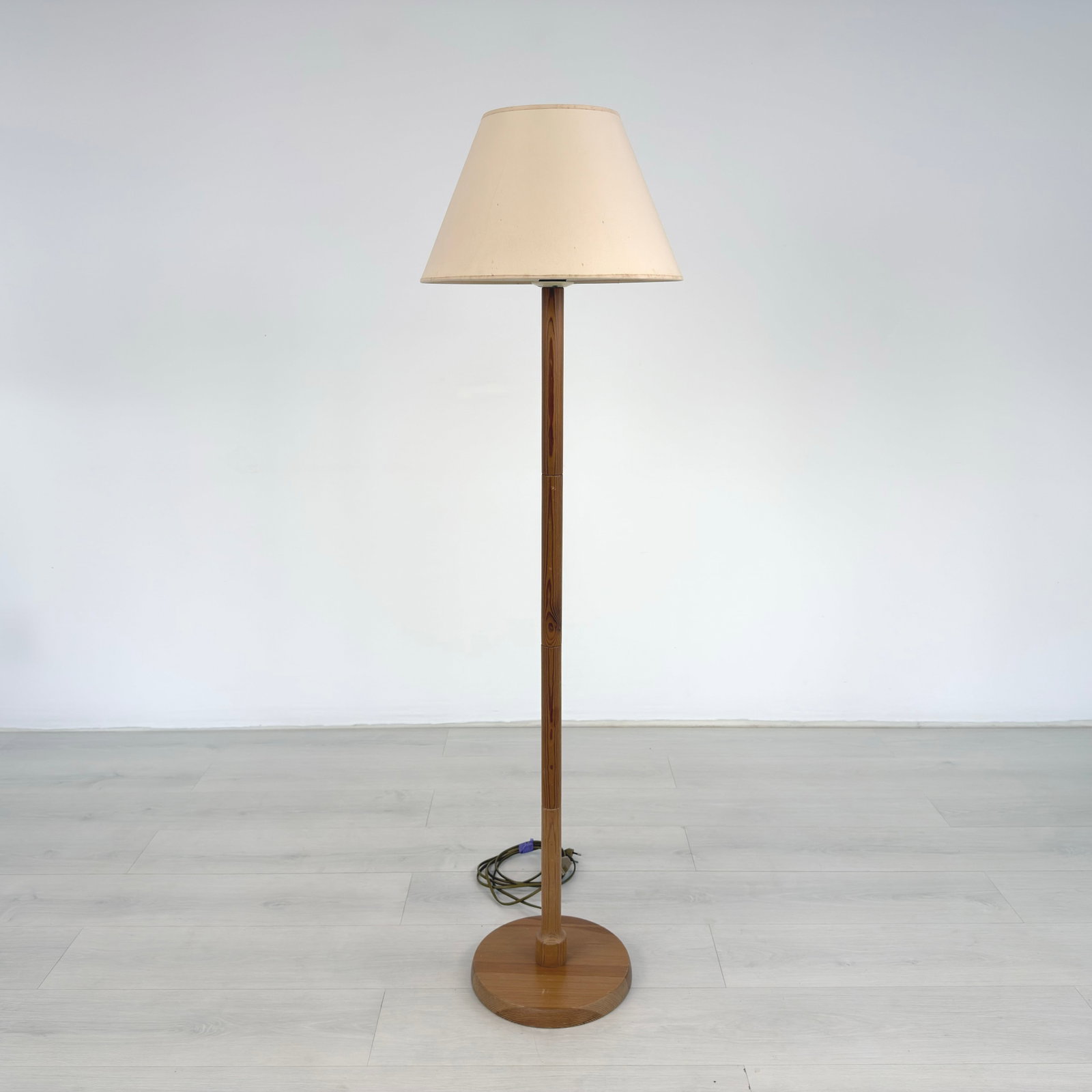 MASSIVE FLOOR LAMP - 3