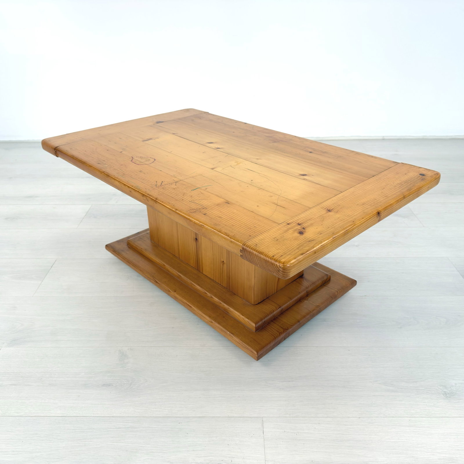 SCANDINAVIAN COFFEE TABLE - 2