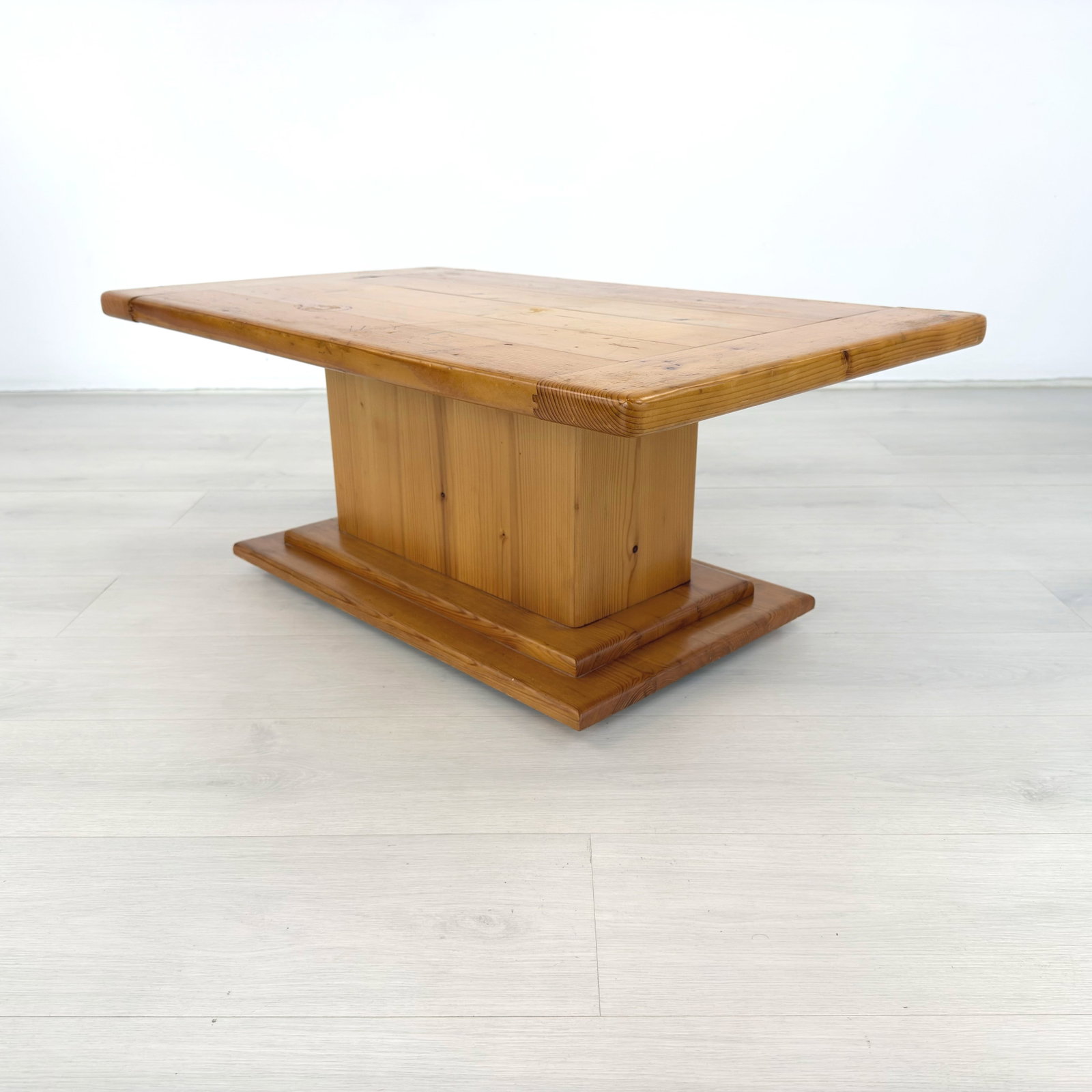 SCANDINAVIAN COFFEE TABLE - 3