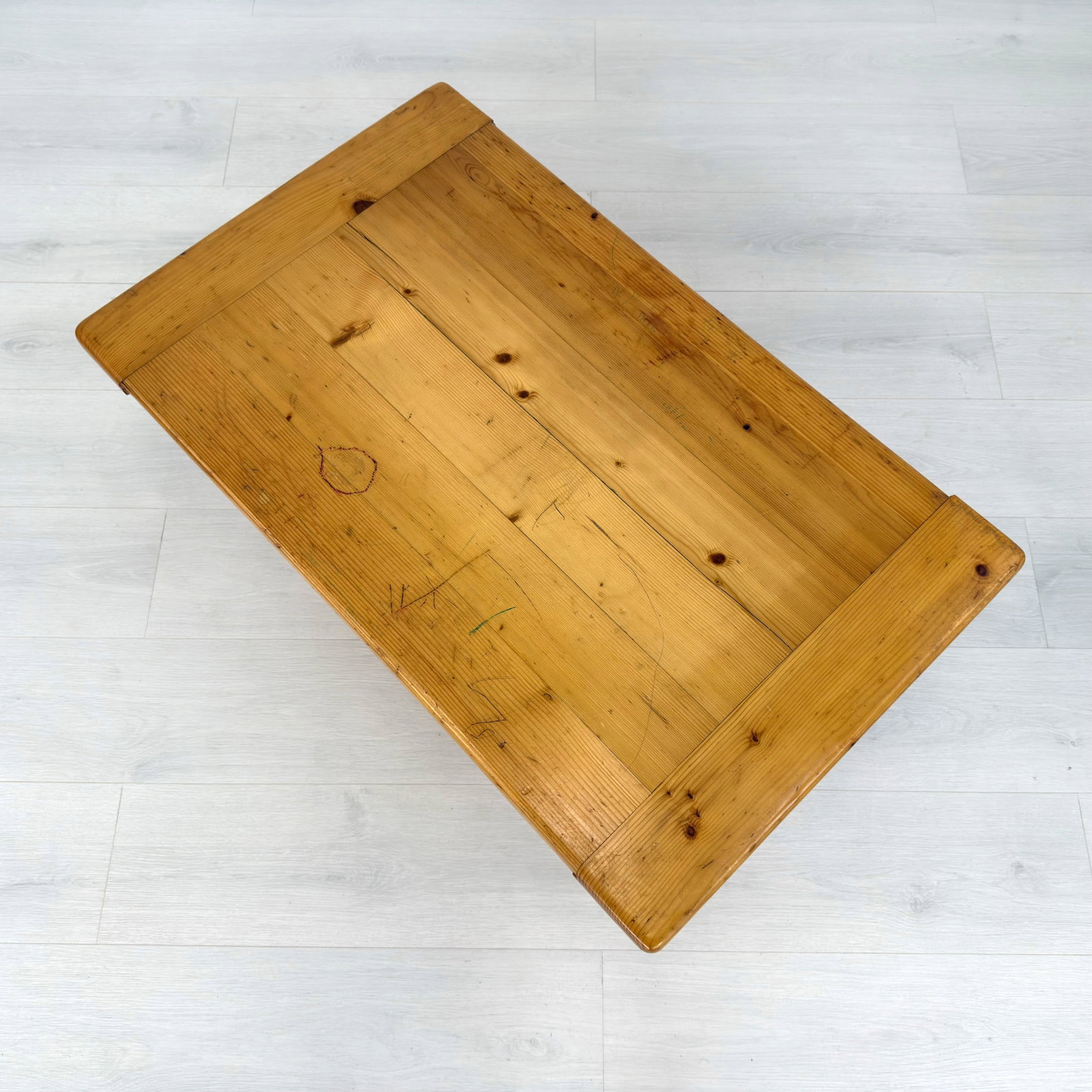 SCANDINAVIAN COFFEE TABLE - 4