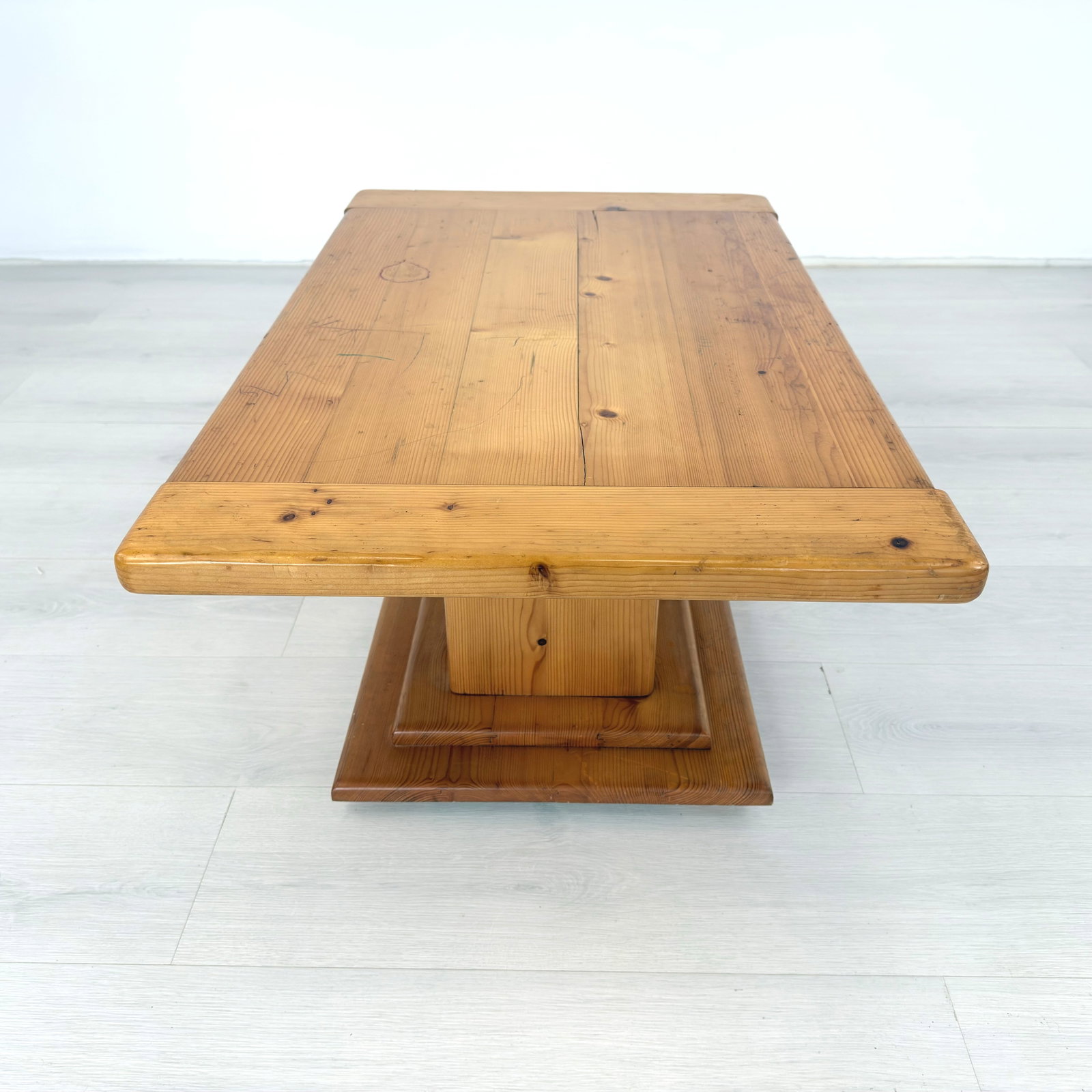 SCANDINAVIAN COFFEE TABLE - 5