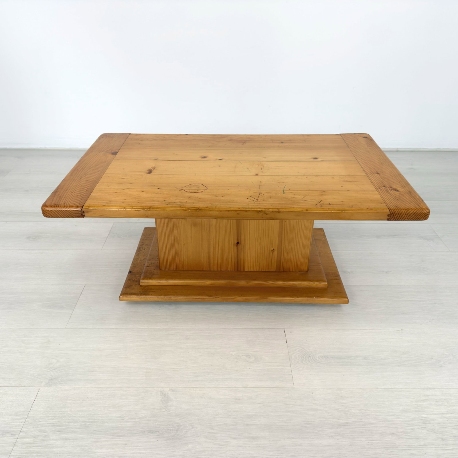 SCANDINAVIAN COFFEE TABLE - 6