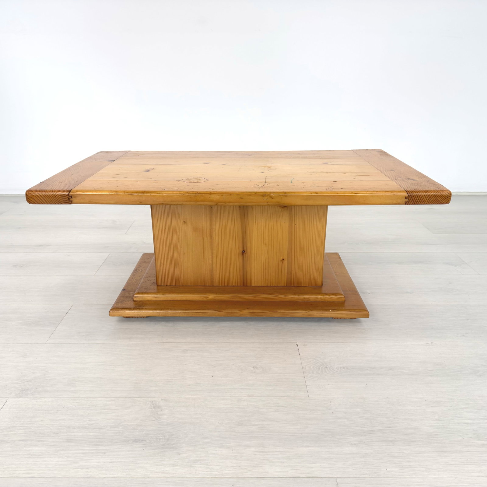 SCANDINAVIAN COFFEE TABLE - 7