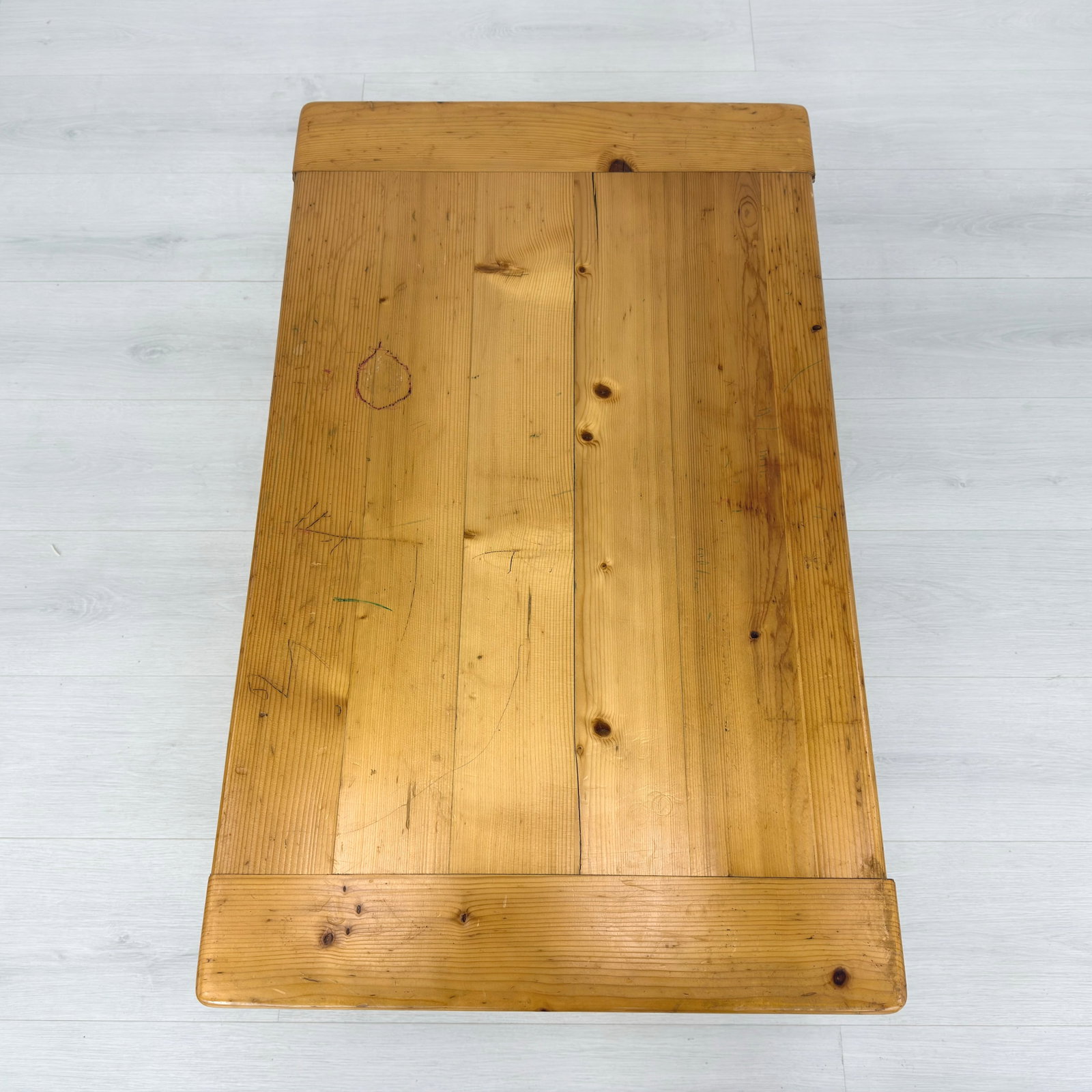 SCANDINAVIAN COFFEE TABLE - 8