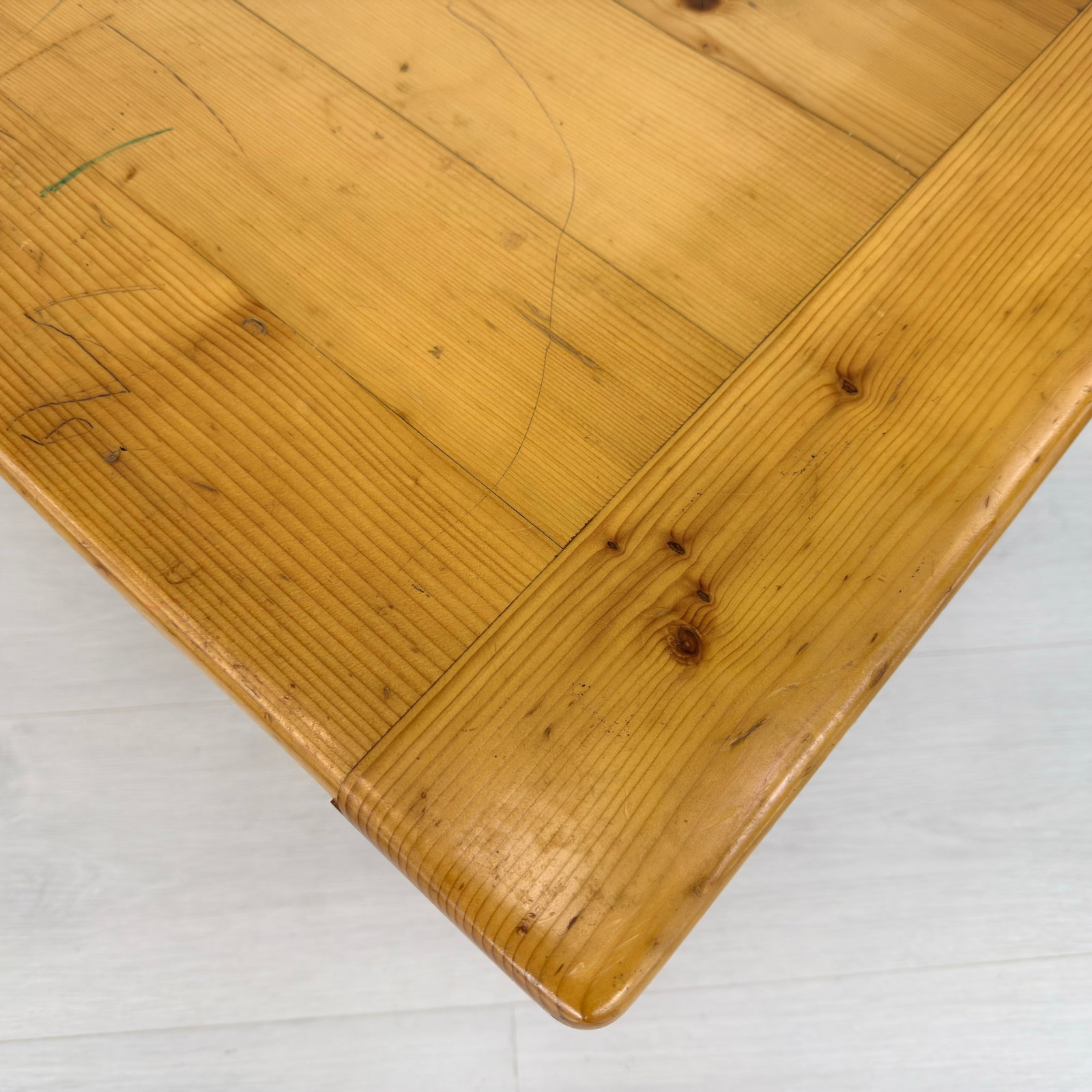 SCANDINAVIAN COFFEE TABLE - 9