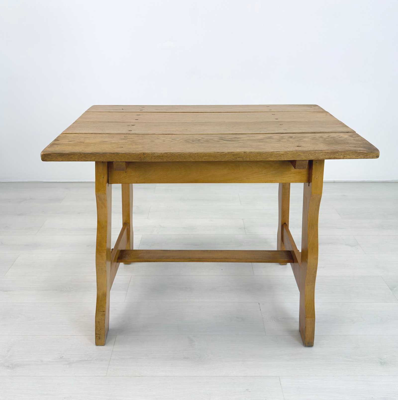 SCANDINAVIAN BRUTALIST BREAKFAST TABLE - 2