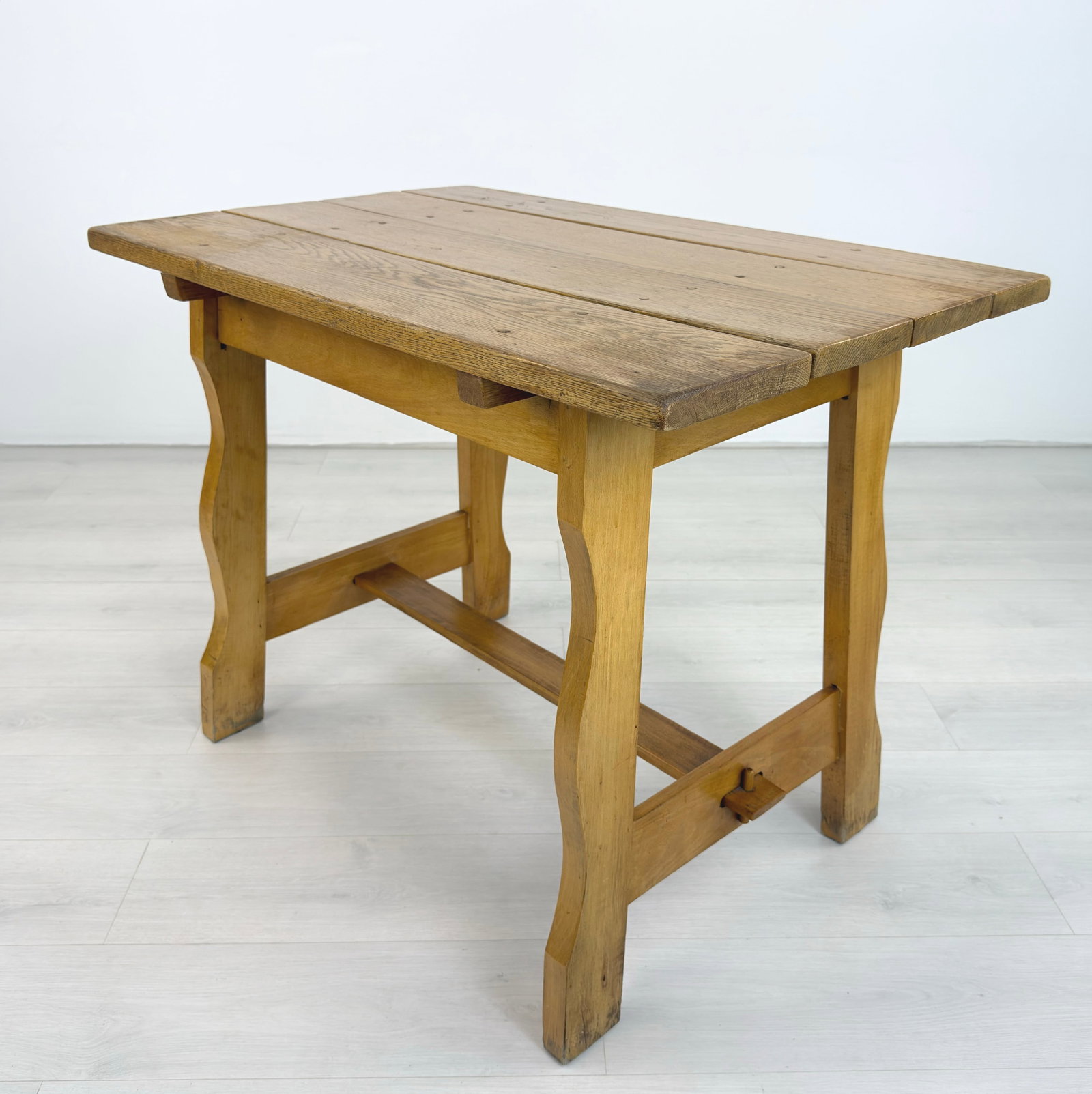SCANDINAVIAN BRUTALIST BREAKFAST TABLE - 4