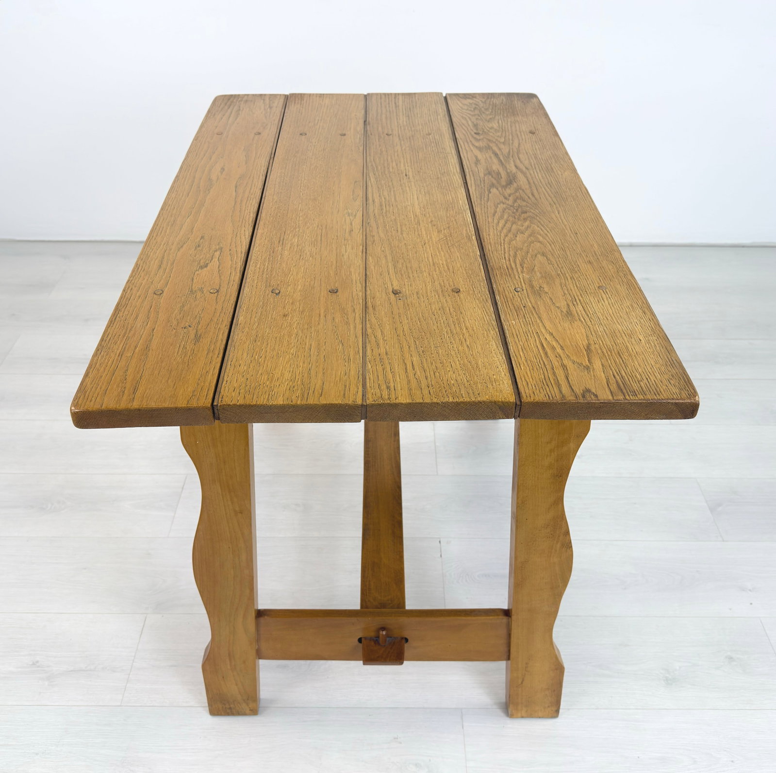 SCANDINAVIAN BRUTALIST BREAKFAST TABLE - 6