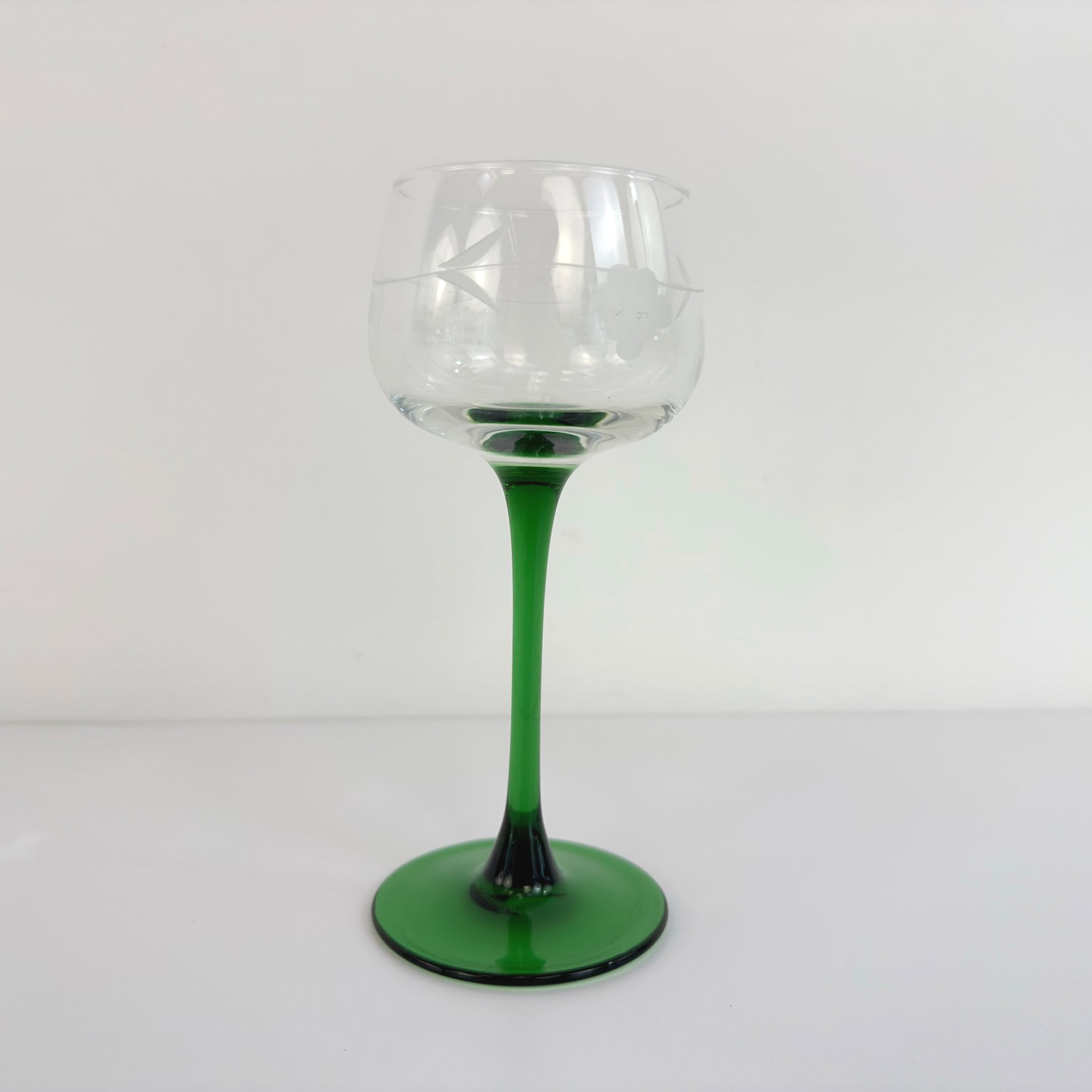(8) LUMINARC WINE GLASSES - 8