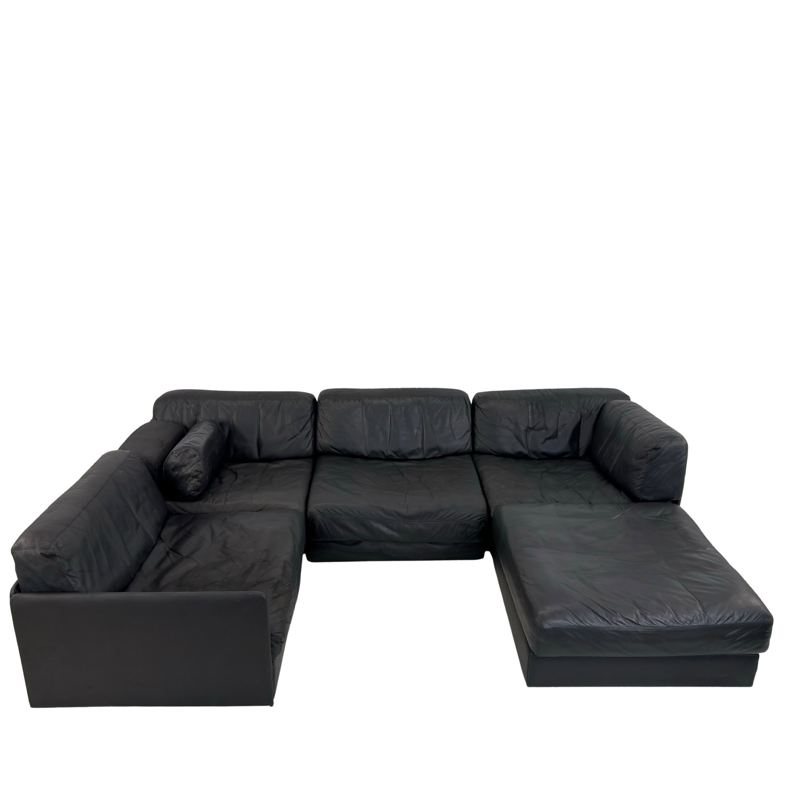 DE SEDE DS-76 MODULAR SOFA: Dimensions: H 28” x W 38” x D 38” x SH 15.5”. Vintage De Sede DS-76 black leather modular sofa, consist of 3 corner modules, one middle module and an ottoman. Dimensions