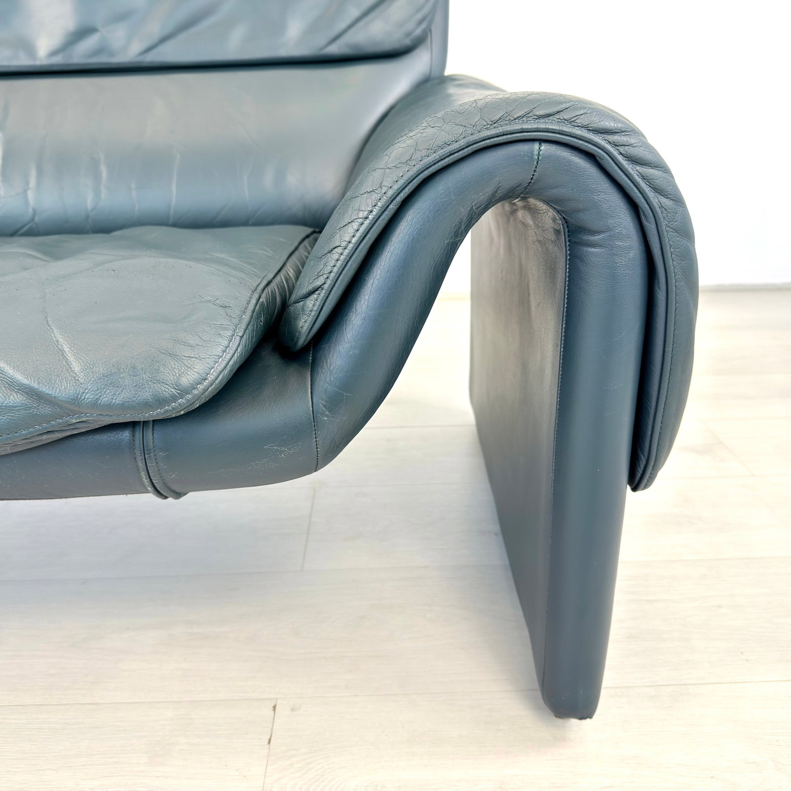 DE SEDE DS2011 LEATHER SOFA - 15